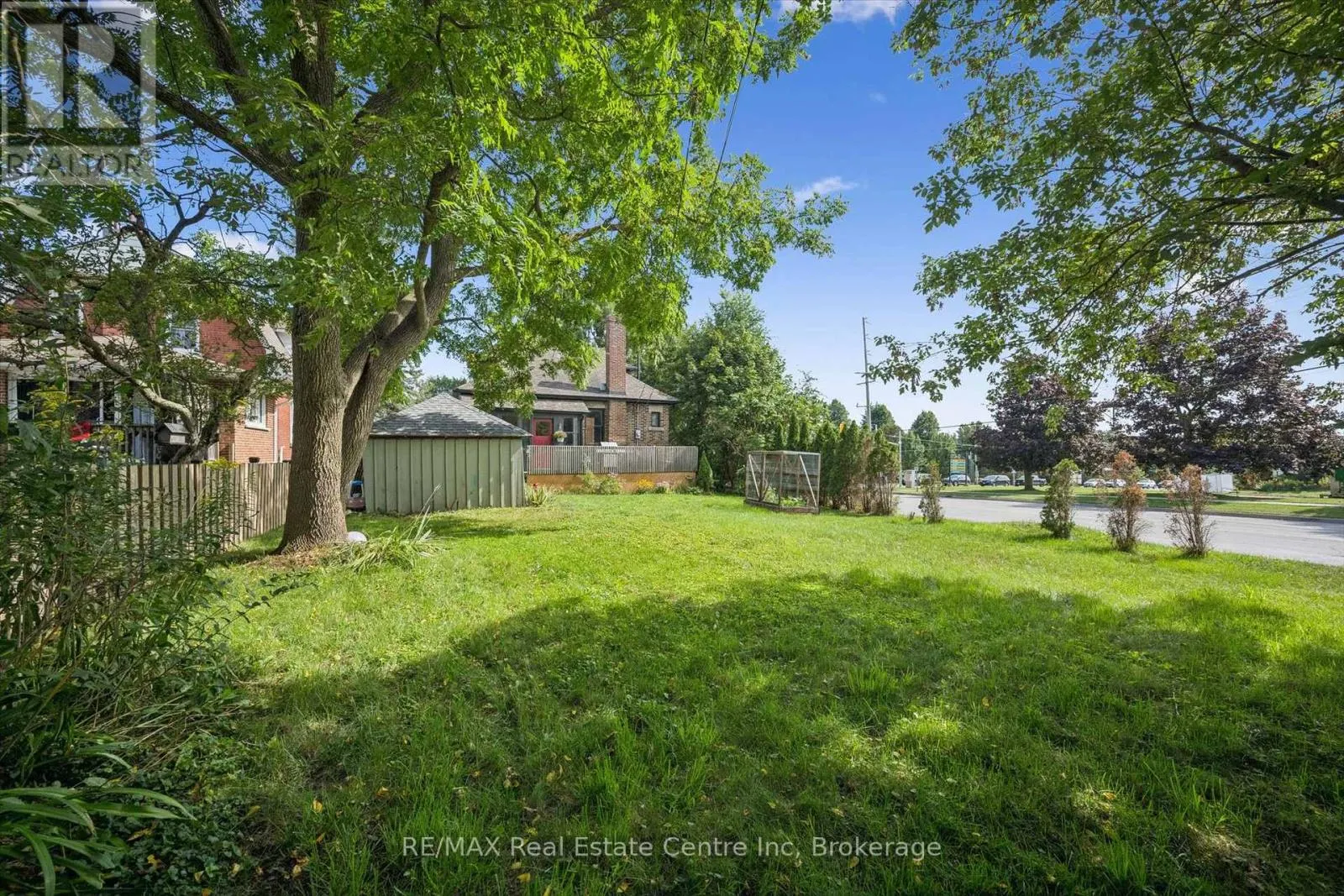 699 ST ANDREW STREET W