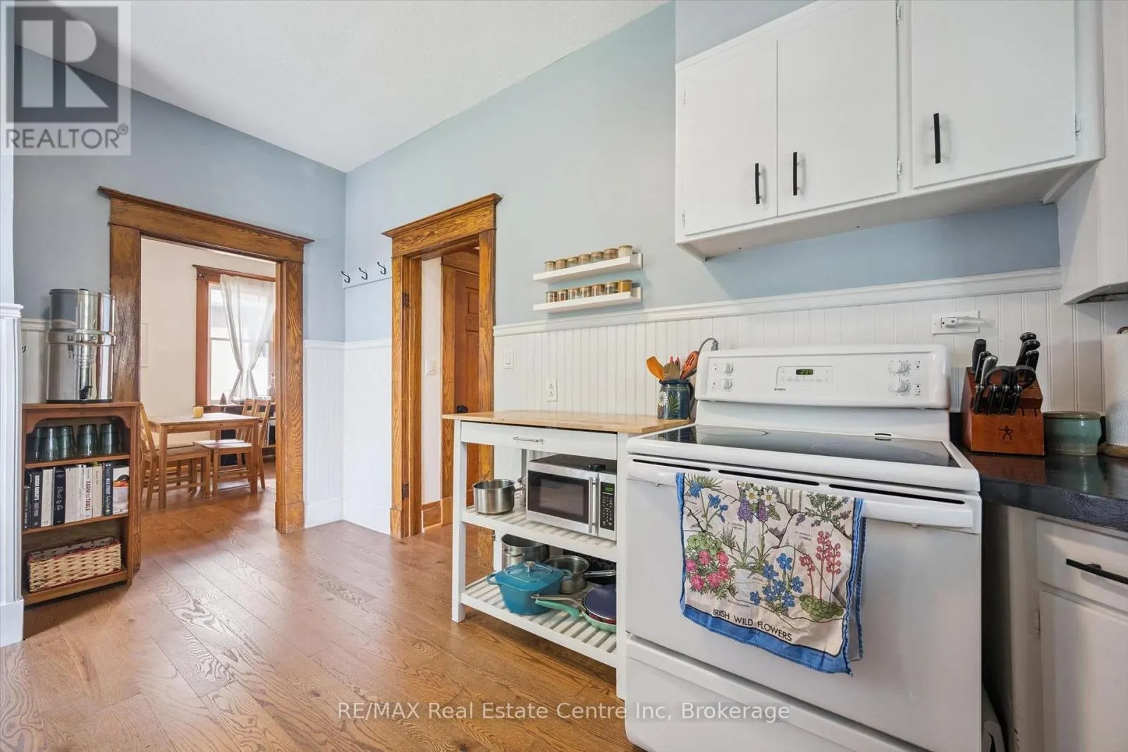 699 ST ANDREW STREET W