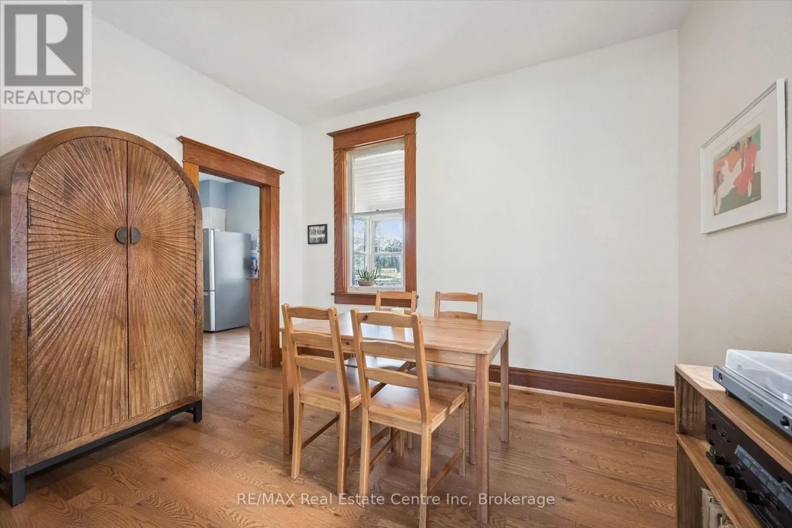 699 ST ANDREW STREET W