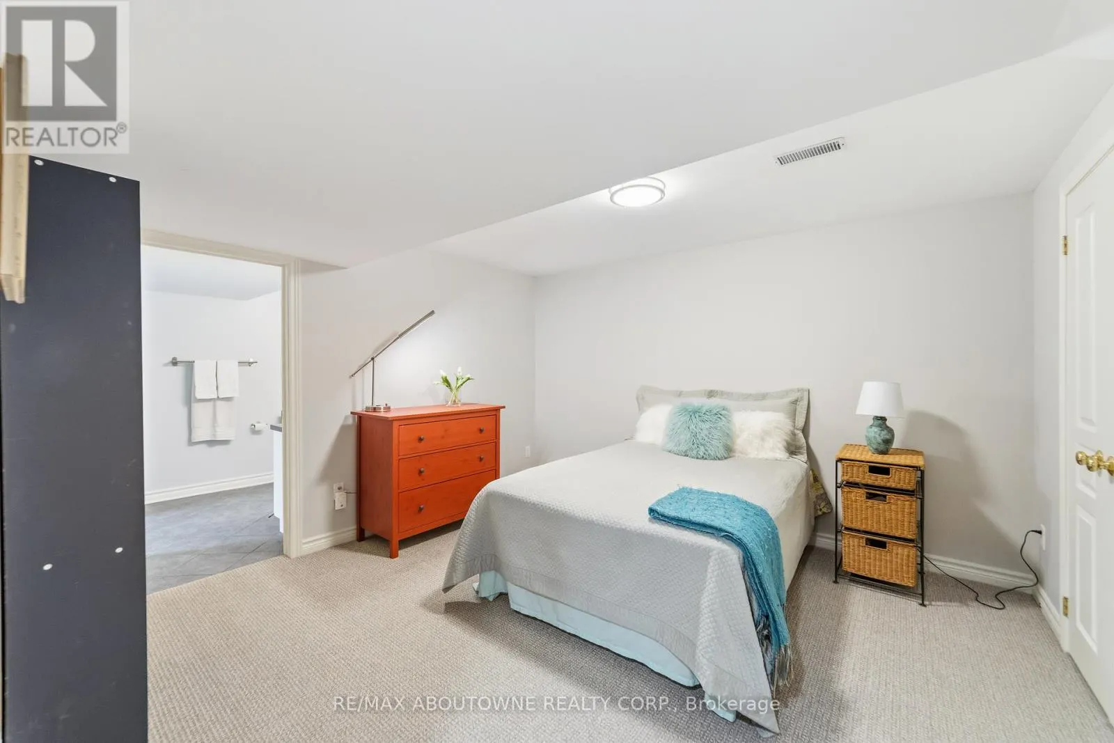 12 - 575 SIMCOE STREET