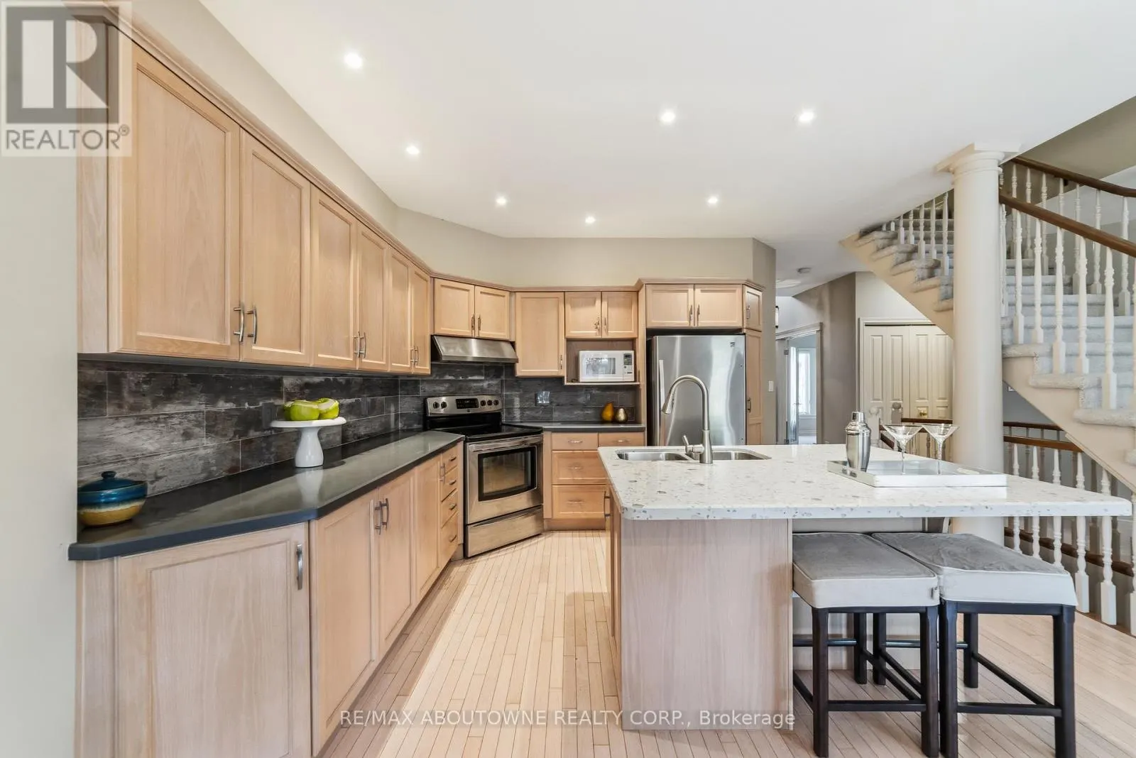12 - 575 SIMCOE STREET