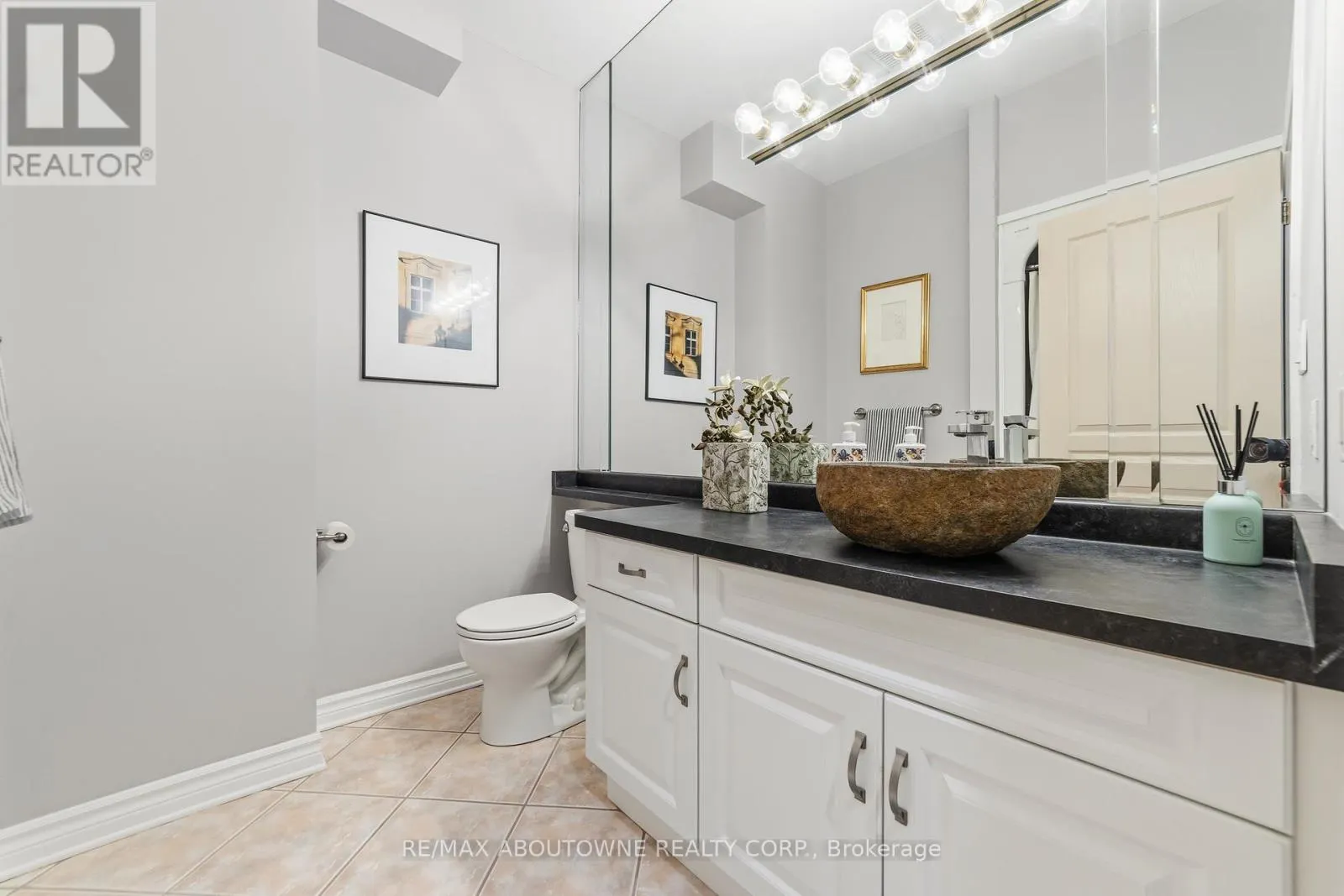12 - 575 SIMCOE STREET