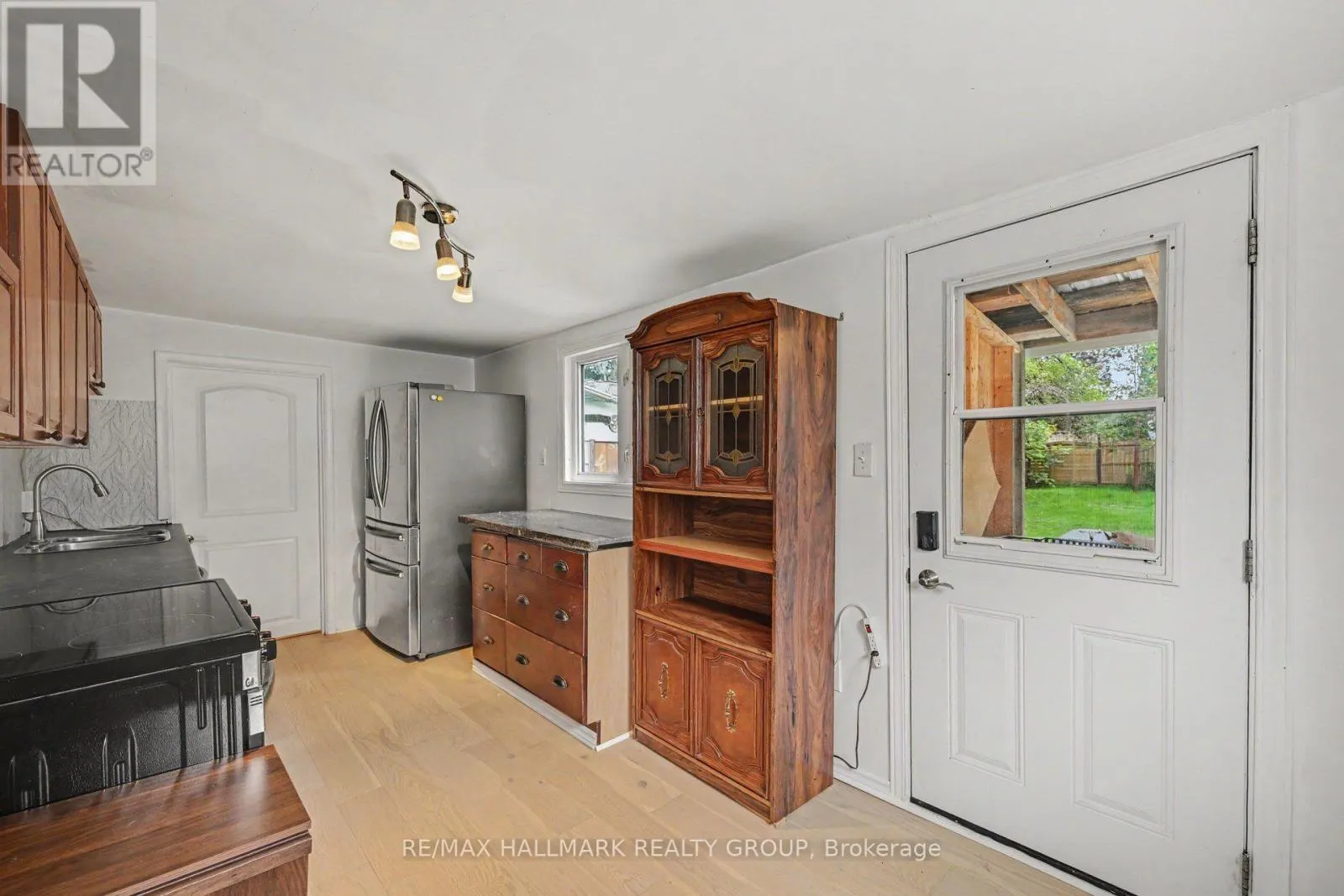 617 ROY STREET W