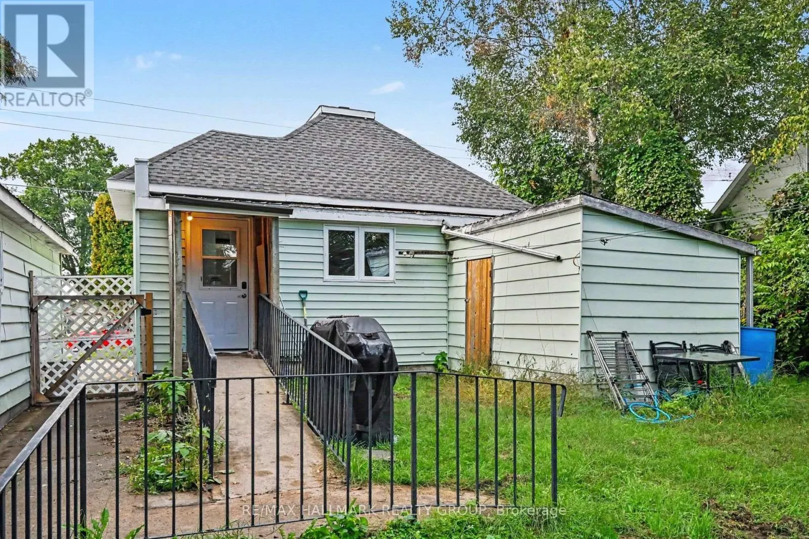 617 ROY STREET W