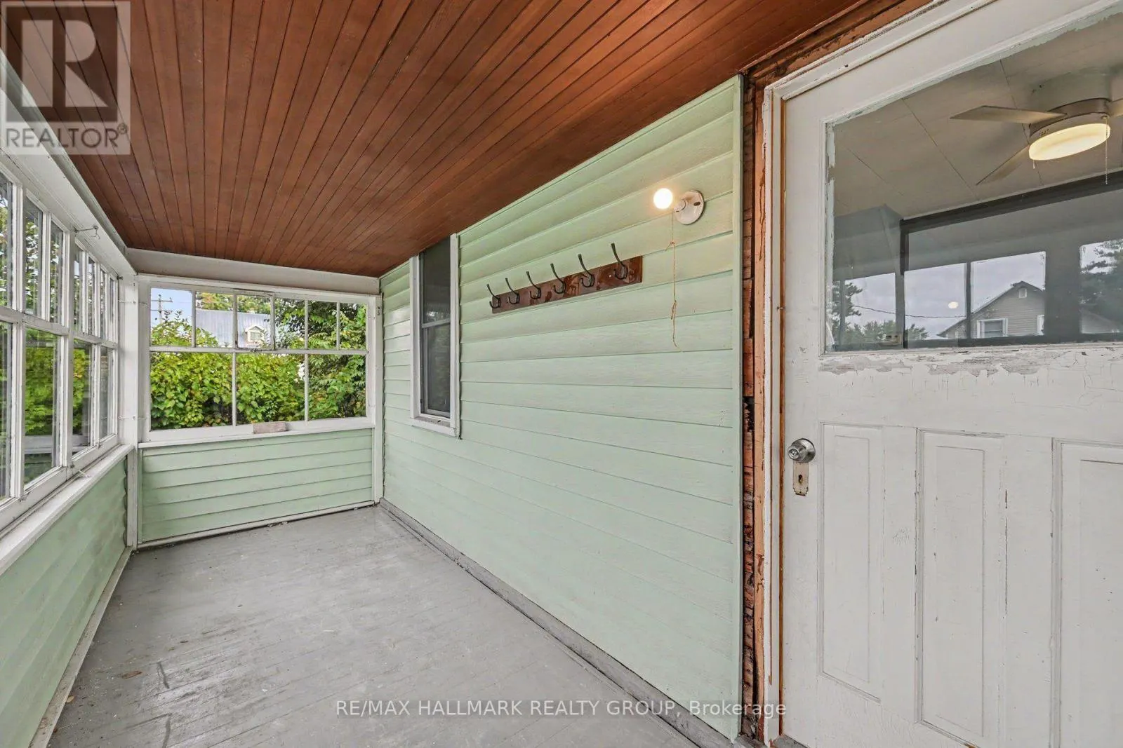 617 ROY STREET W