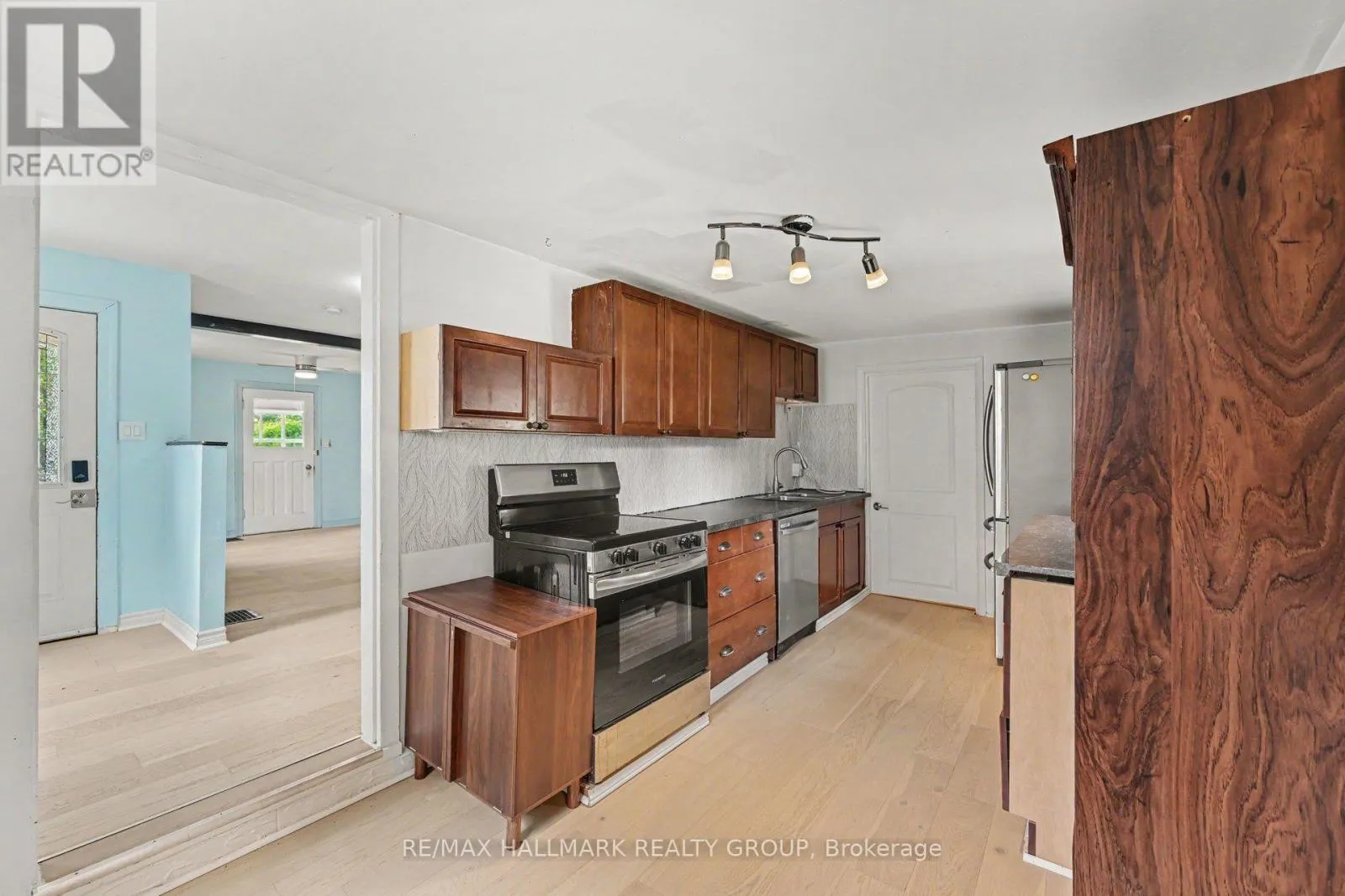 617 ROY STREET W
