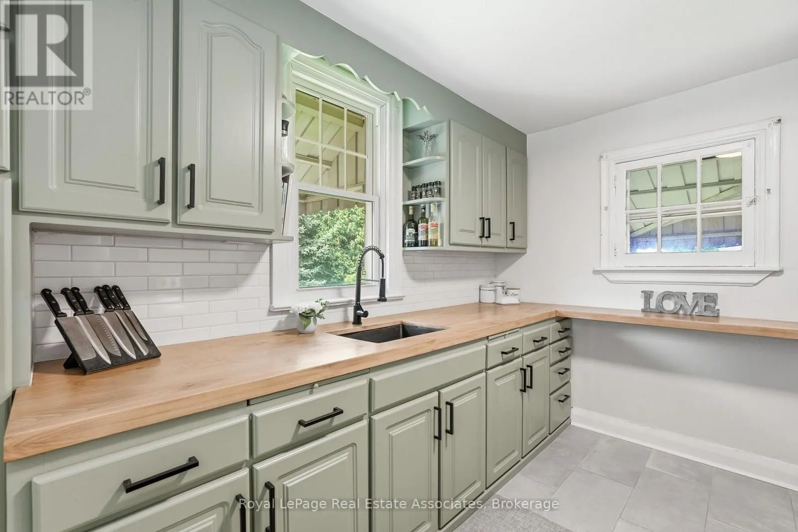 96 HUXLEY AVENUE S