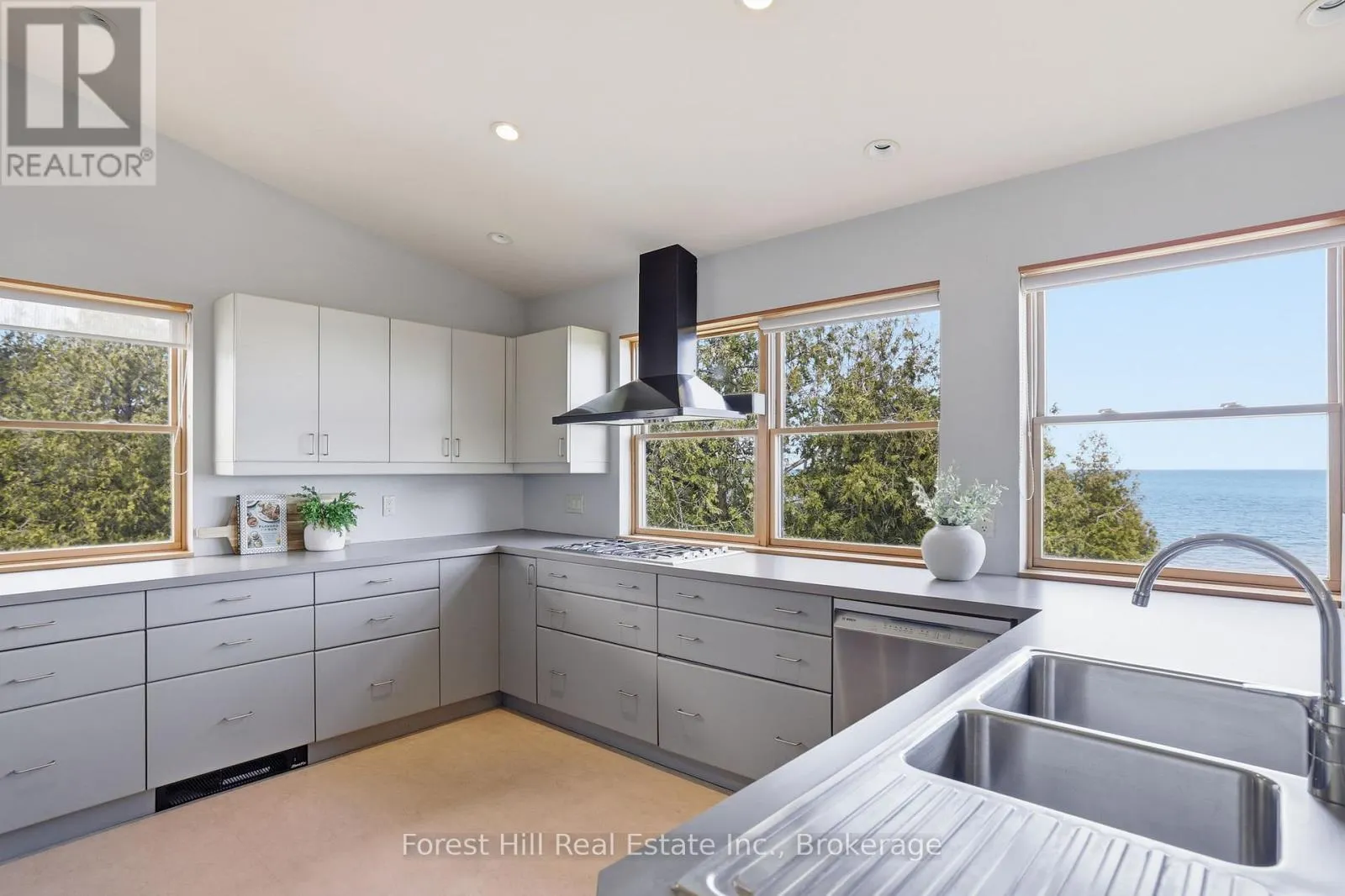 295 LAKESHORE ROAD N