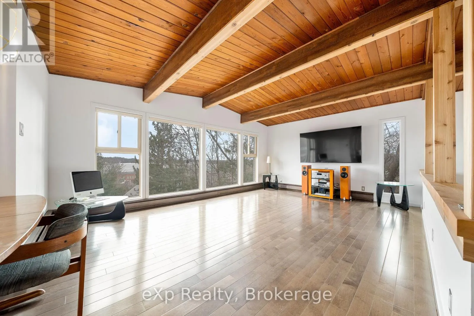 8 SUNSET AVENUE