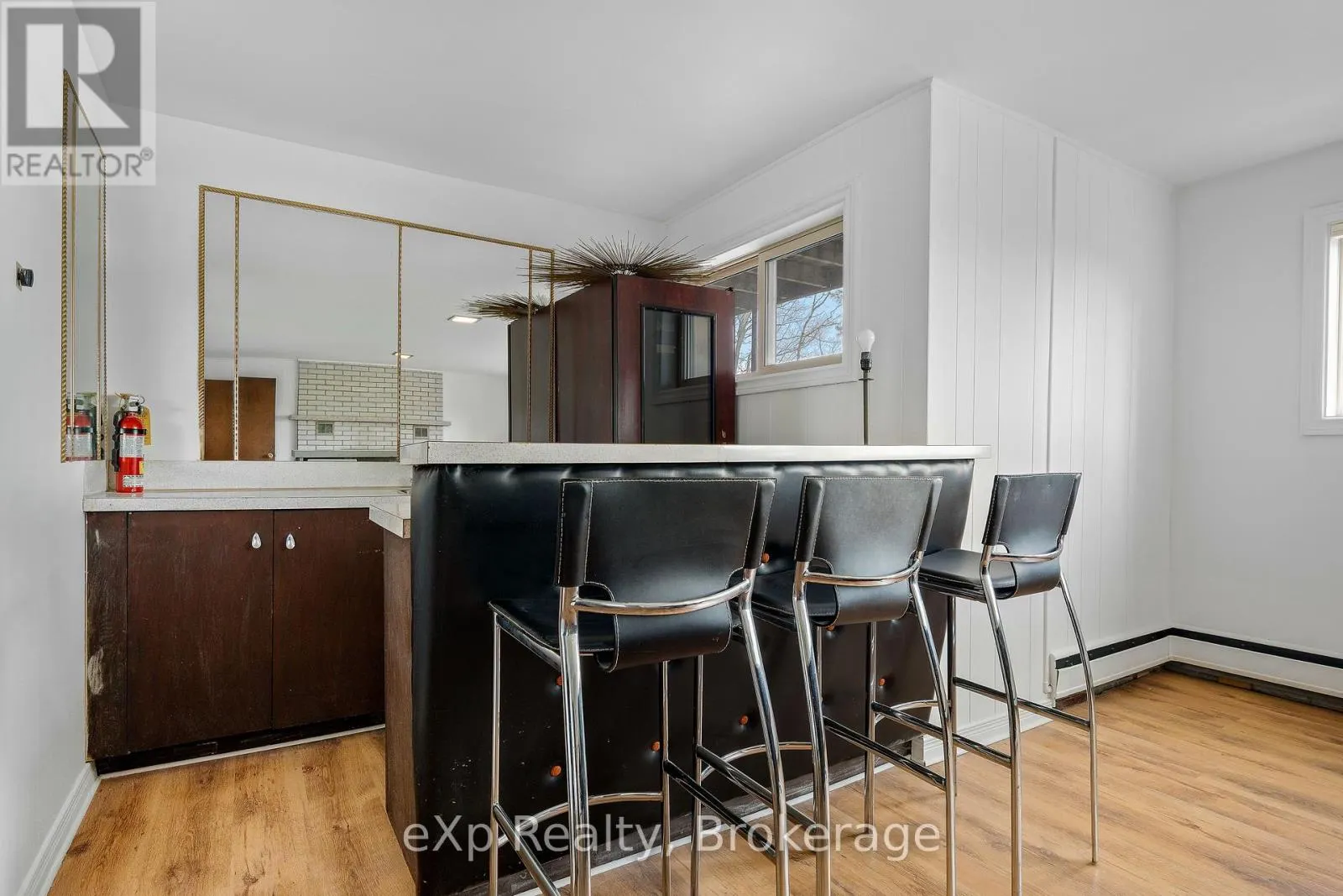 8 SUNSET AVENUE