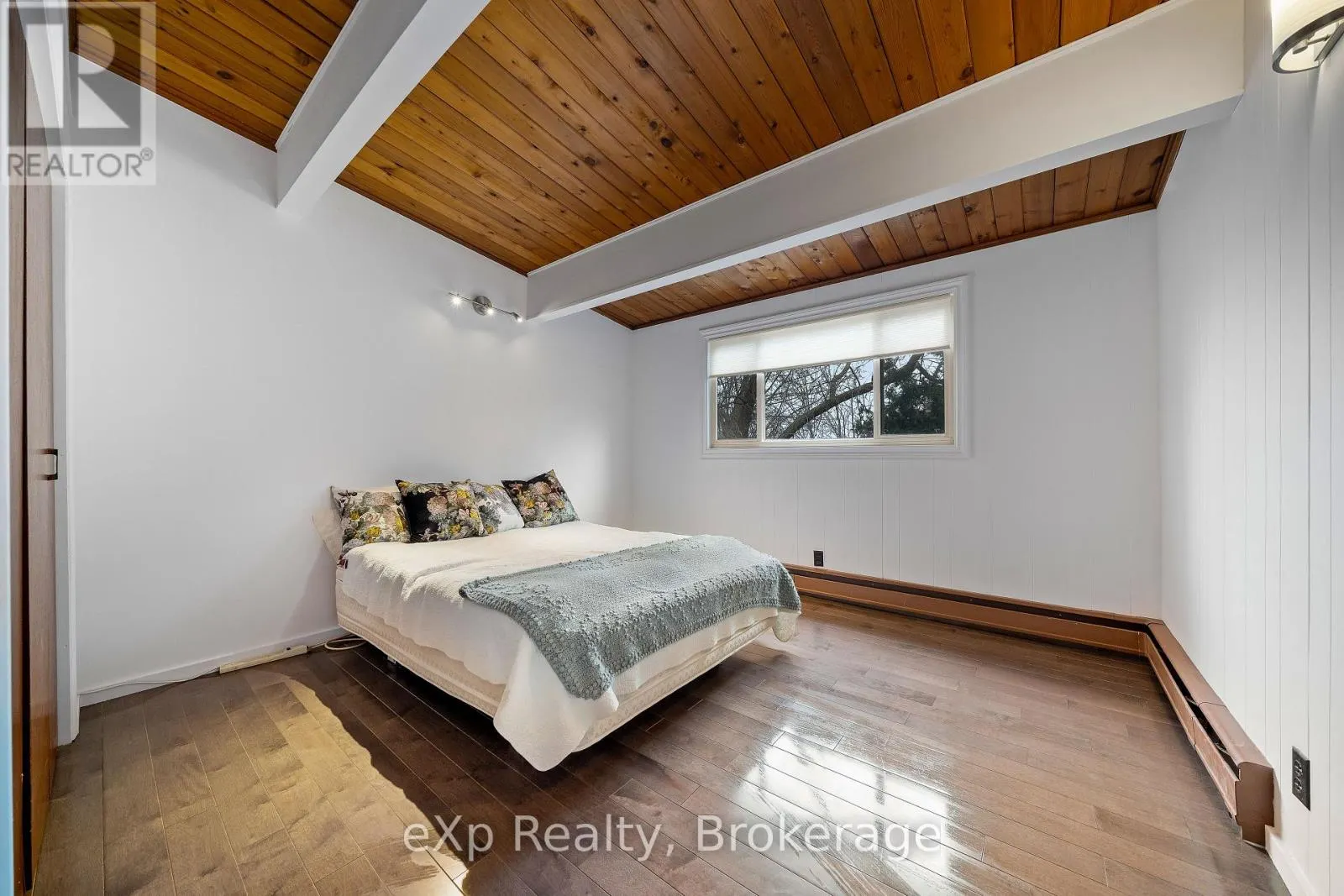 8 SUNSET AVENUE