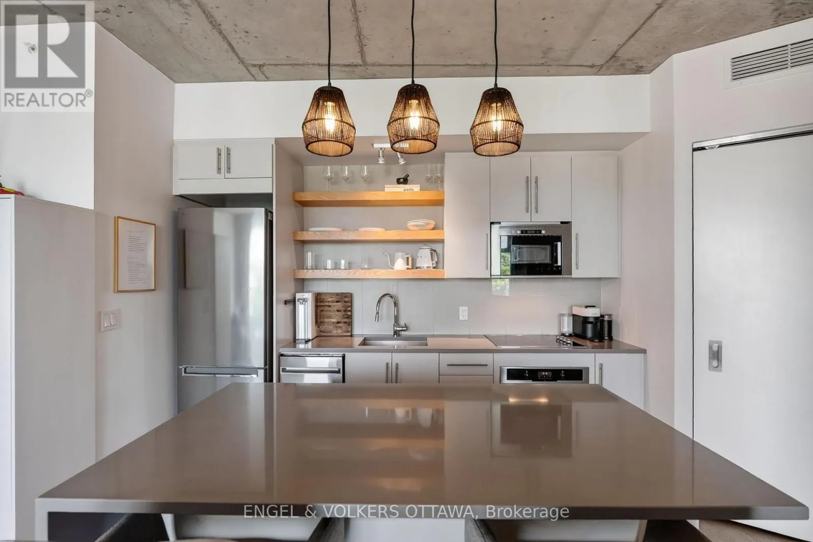 403 - 1000 WELLINGTON STREET W
