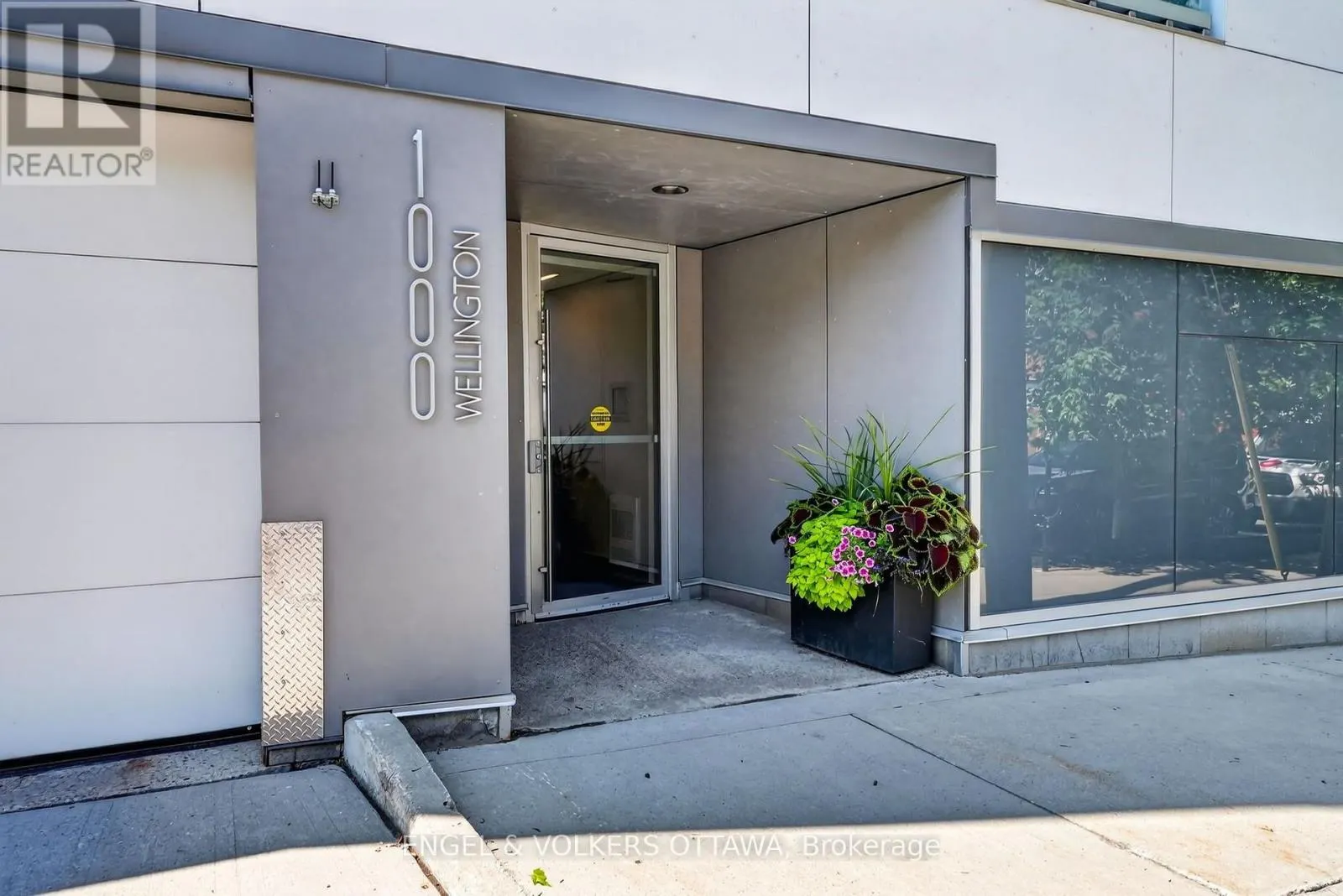 403 - 1000 WELLINGTON STREET W