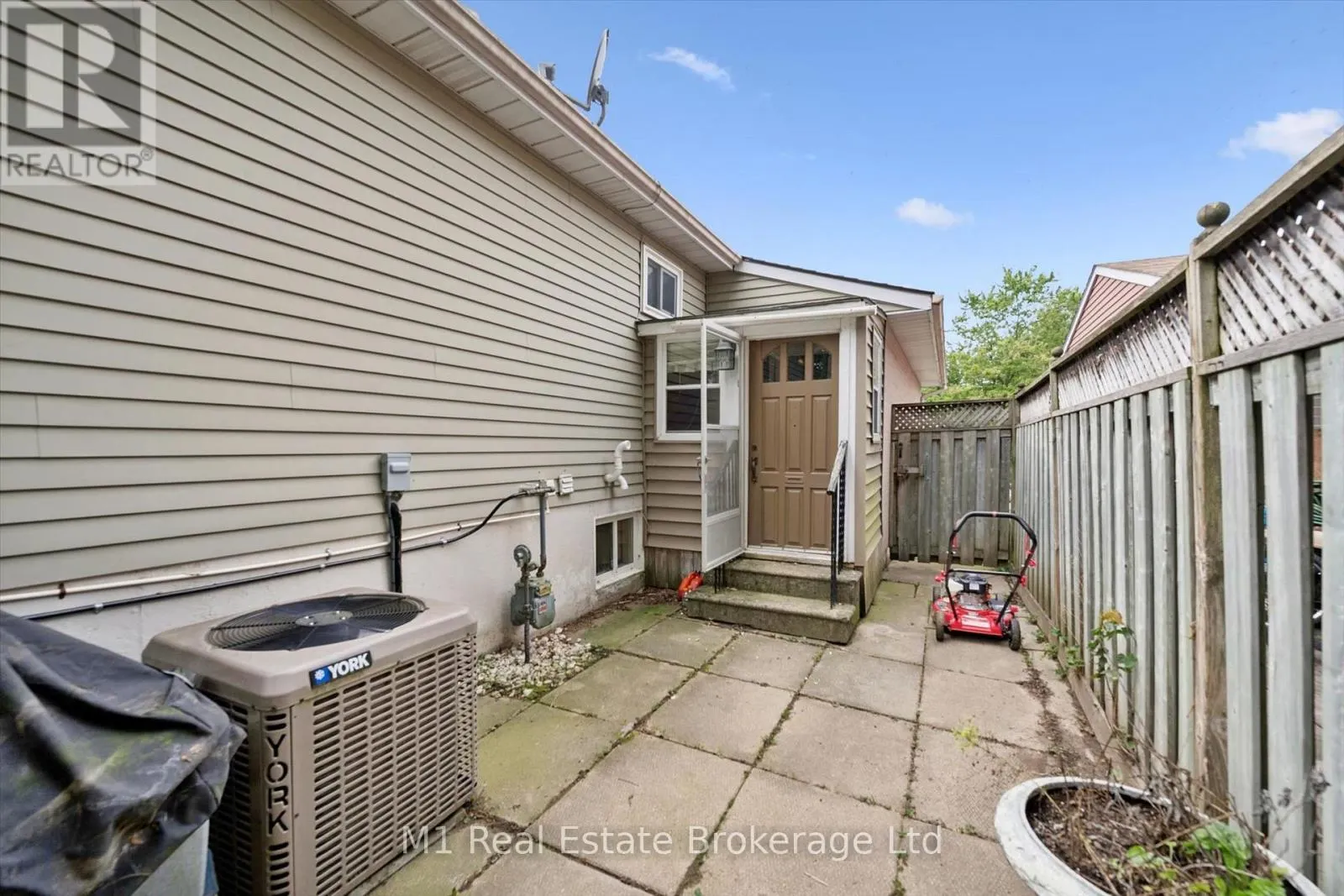 216 PARKSIDE DRIVE E