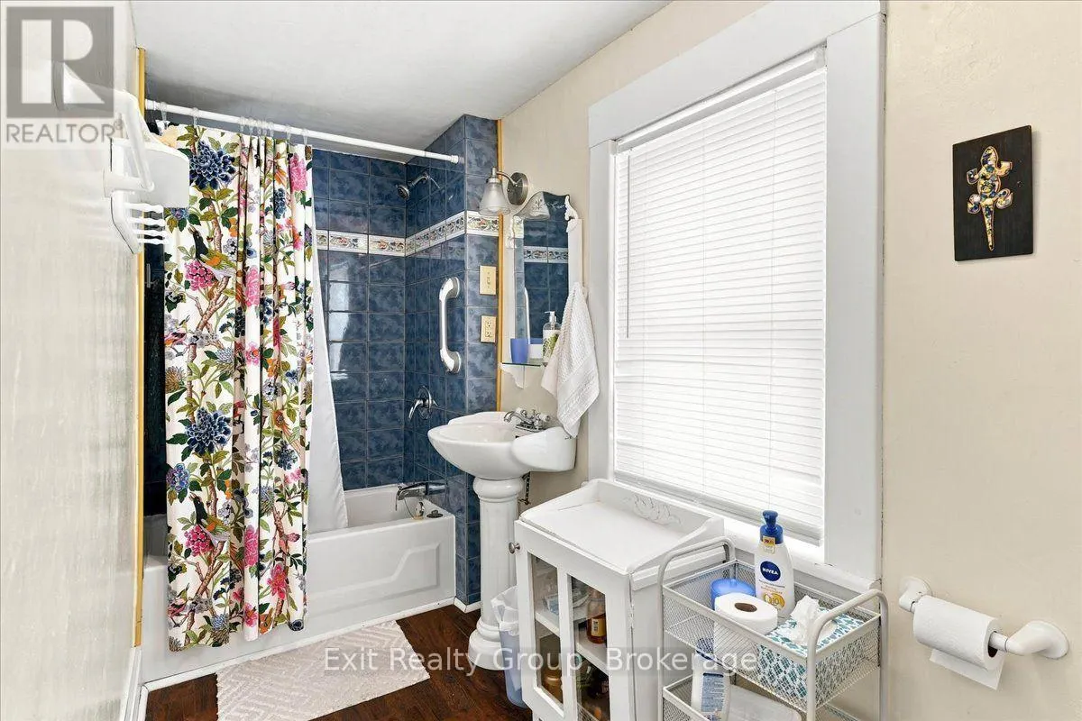 28 LORNE AVENUE