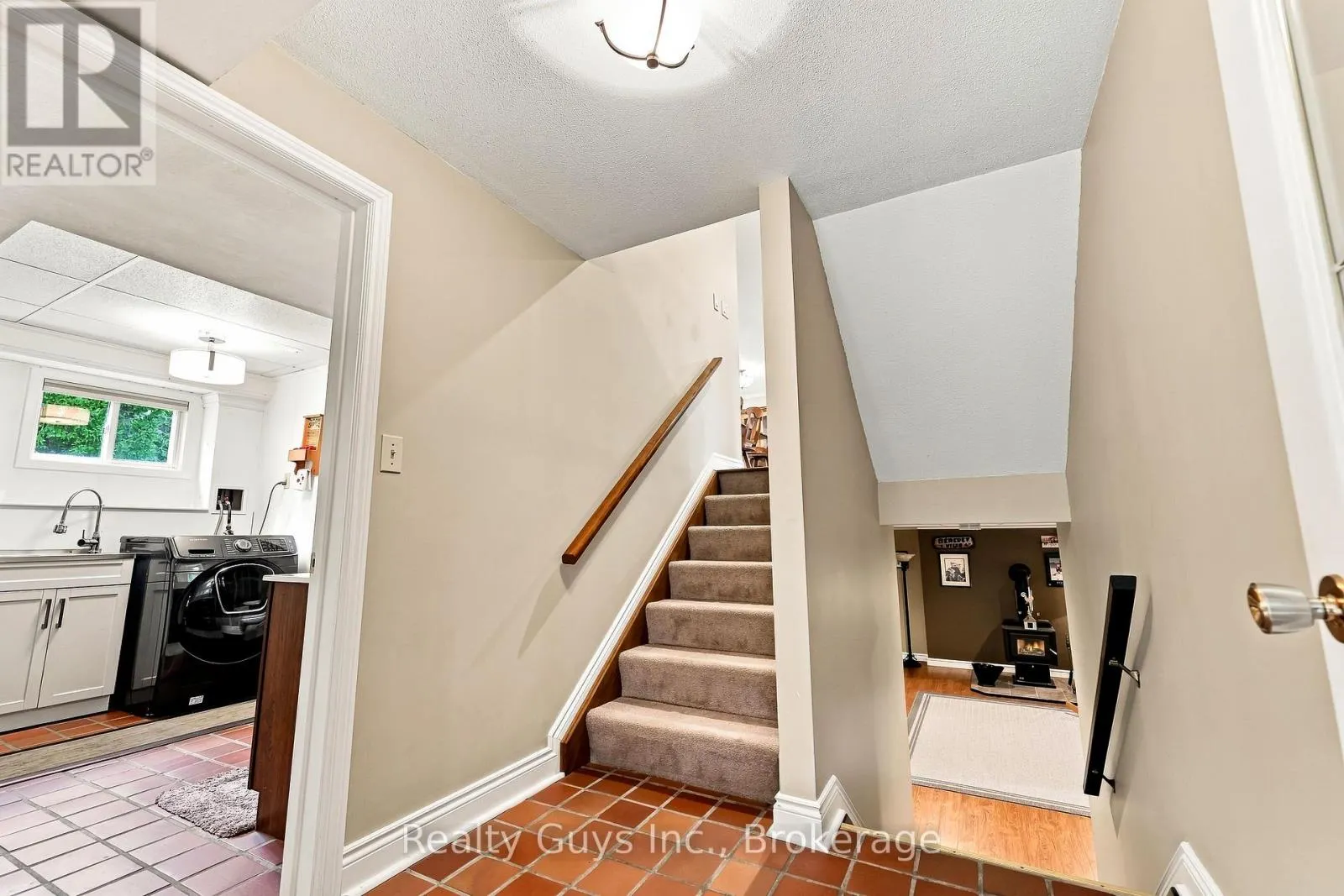 498 AVA CRESCENT