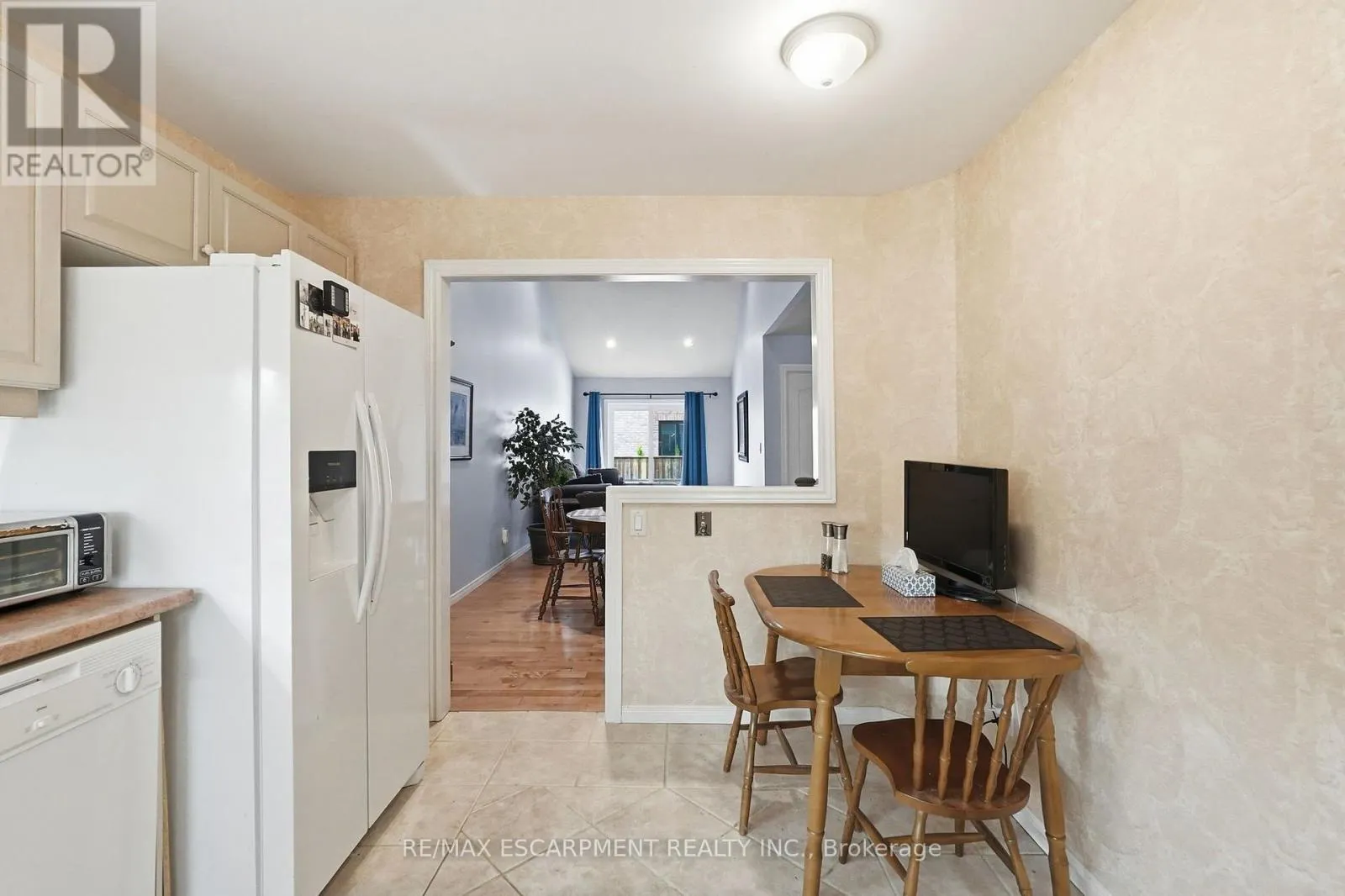2 - 222 FELLOWES CRESCENT
