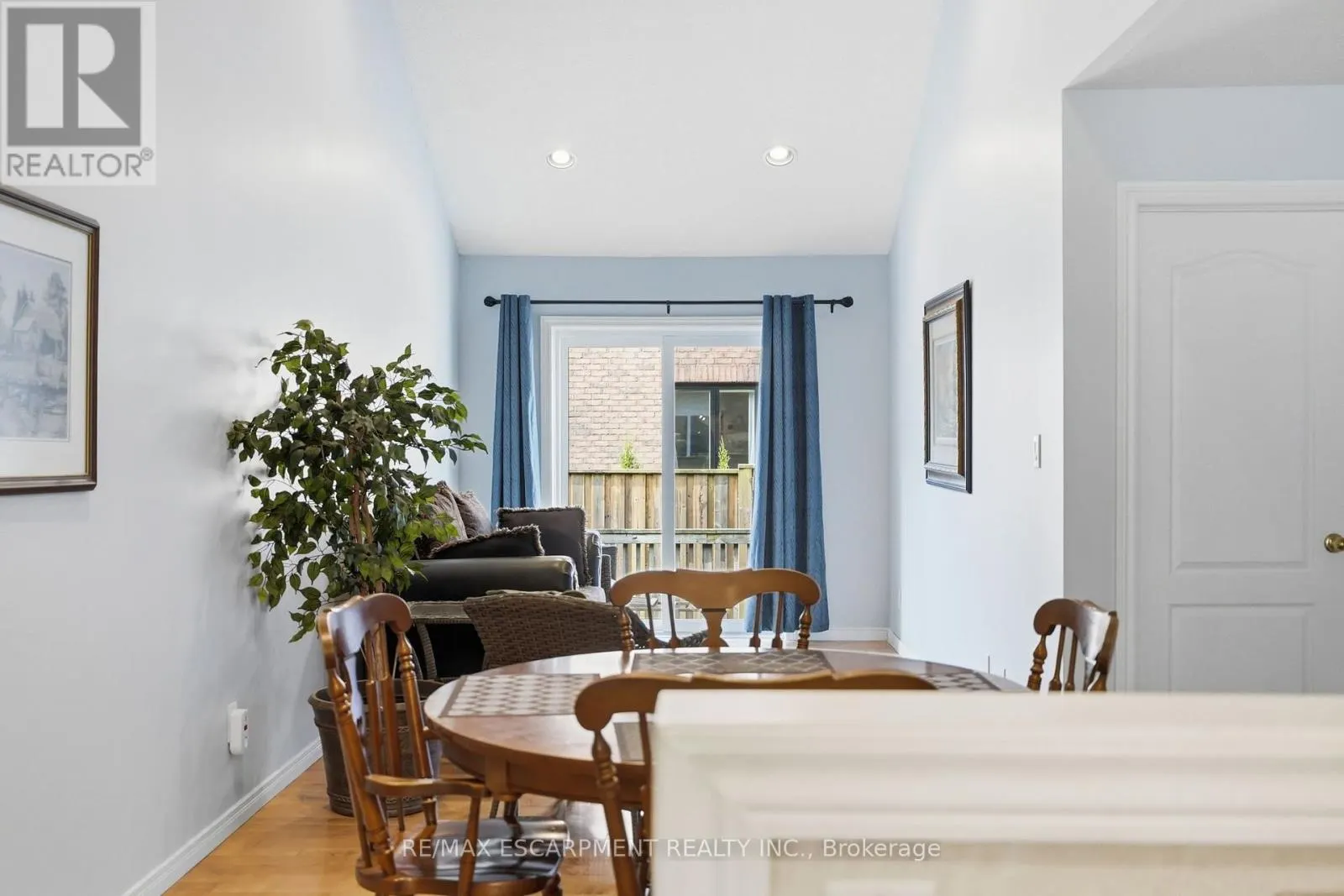 2 - 222 FELLOWES CRESCENT