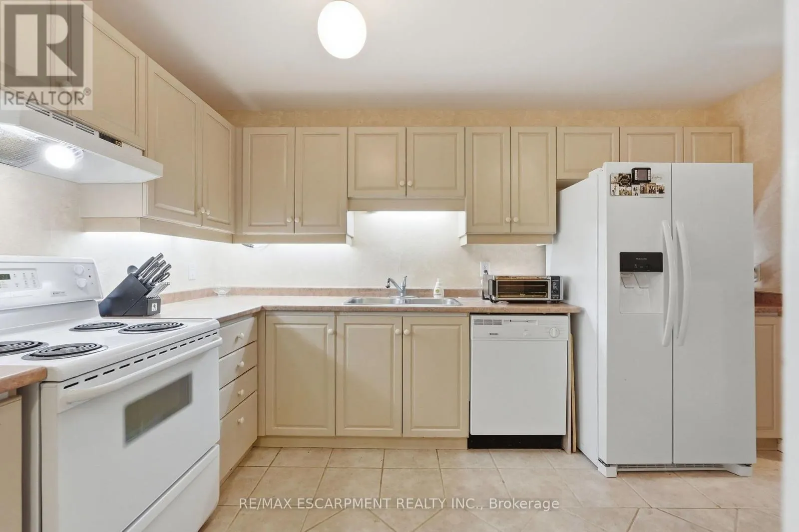 2 - 222 FELLOWES CRESCENT