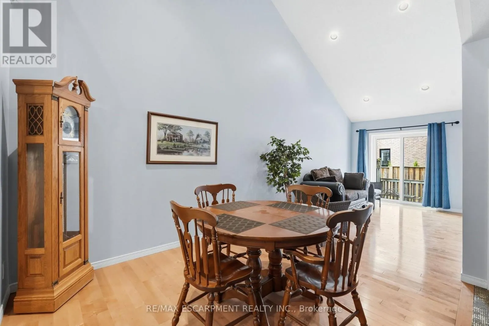 2 - 222 FELLOWES CRESCENT