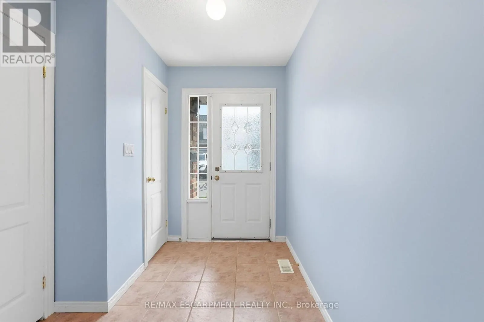 2 - 222 FELLOWES CRESCENT