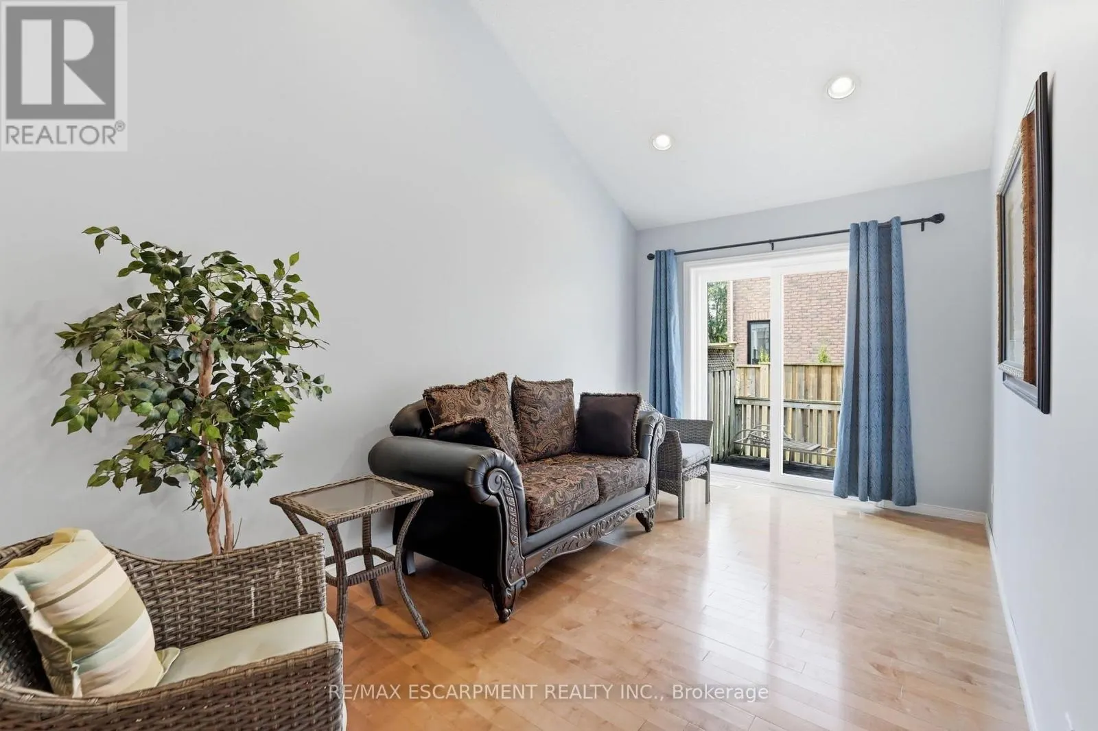 2 - 222 FELLOWES CRESCENT