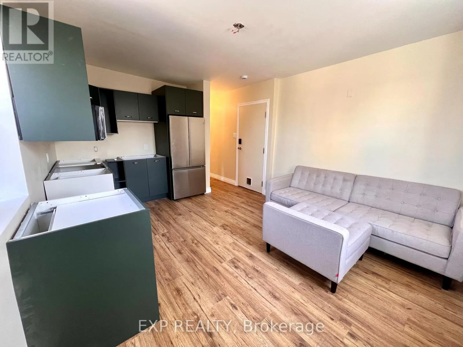 1079 WELLINGTON STREET W