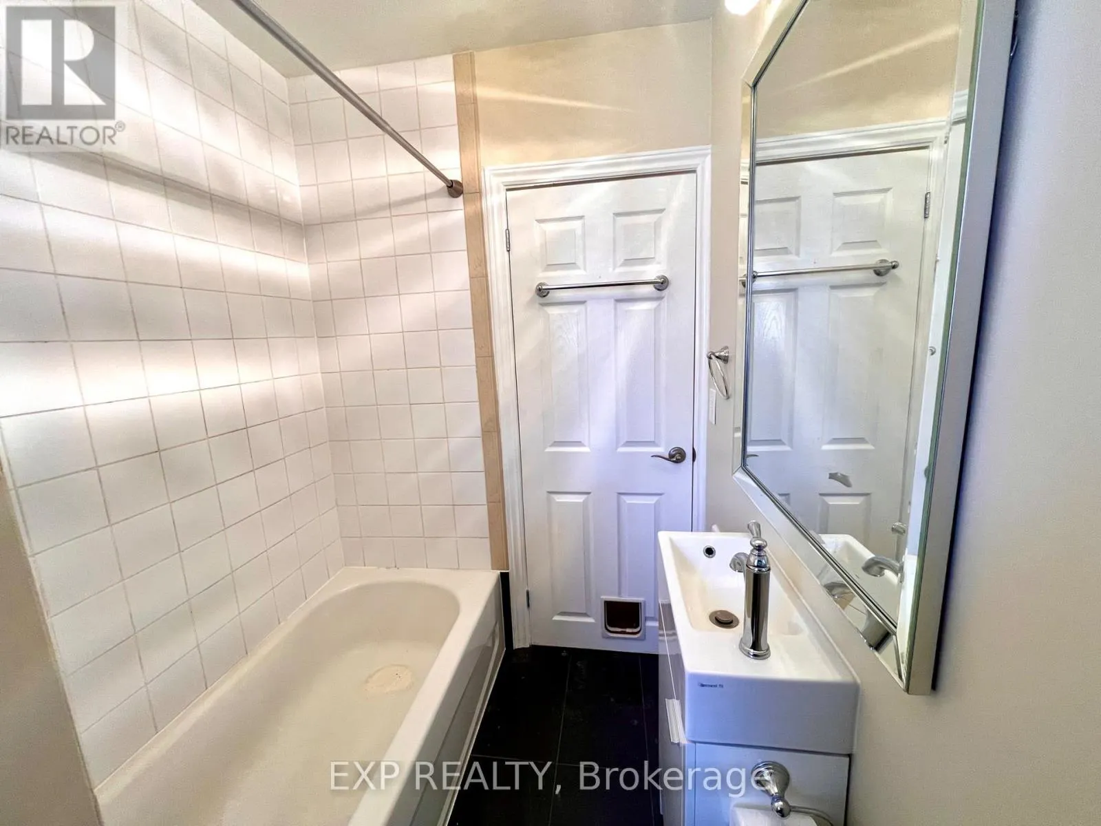 1079 WELLINGTON STREET W