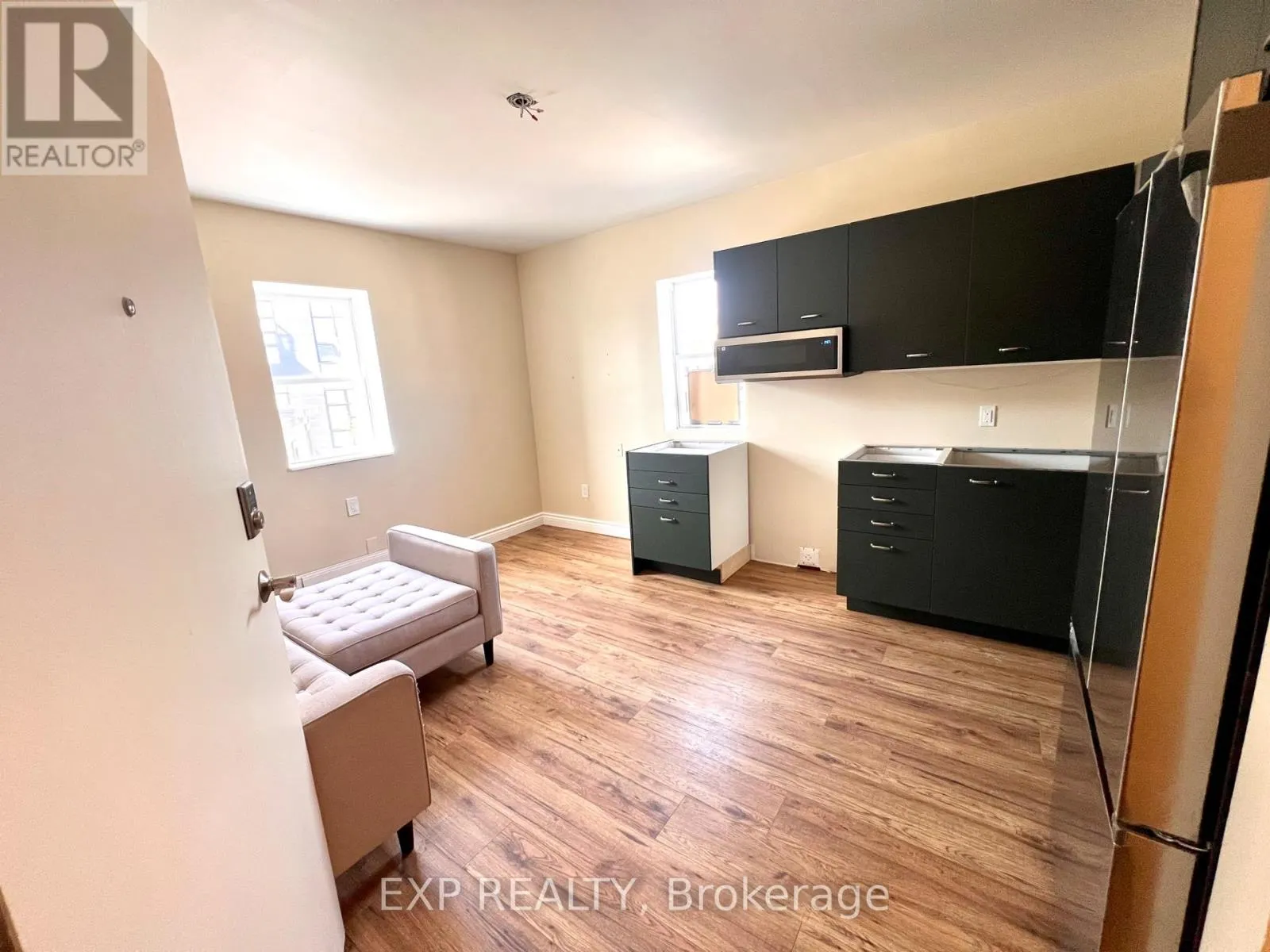 1079 WELLINGTON STREET W