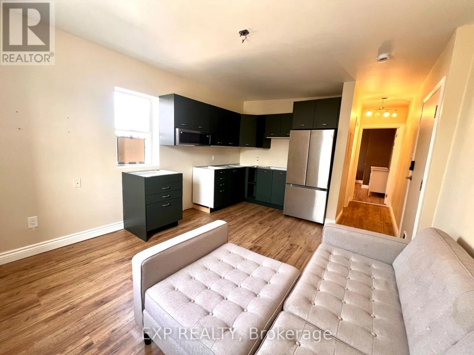 1079 WELLINGTON STREET W