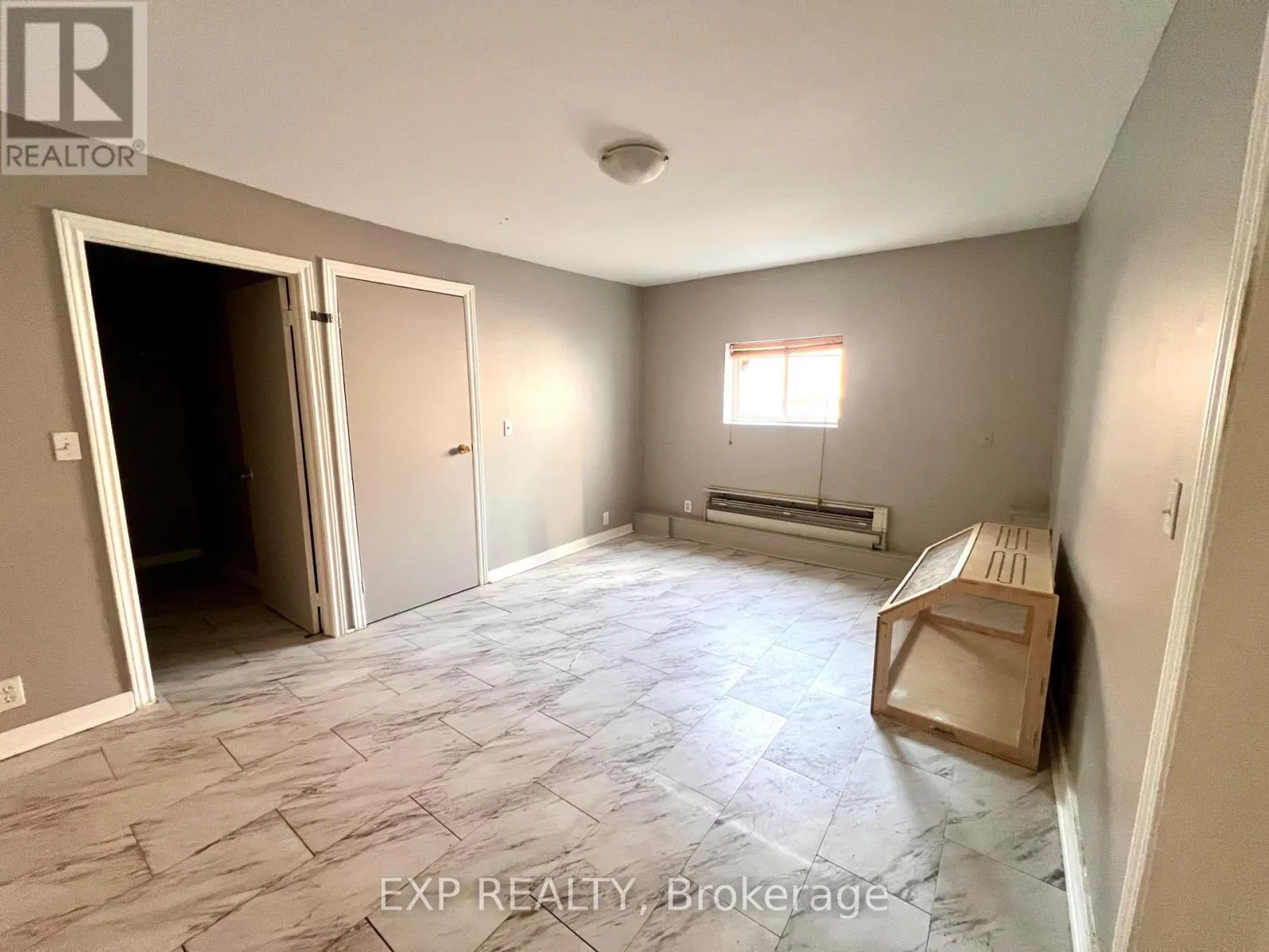 1079 WELLINGTON STREET W