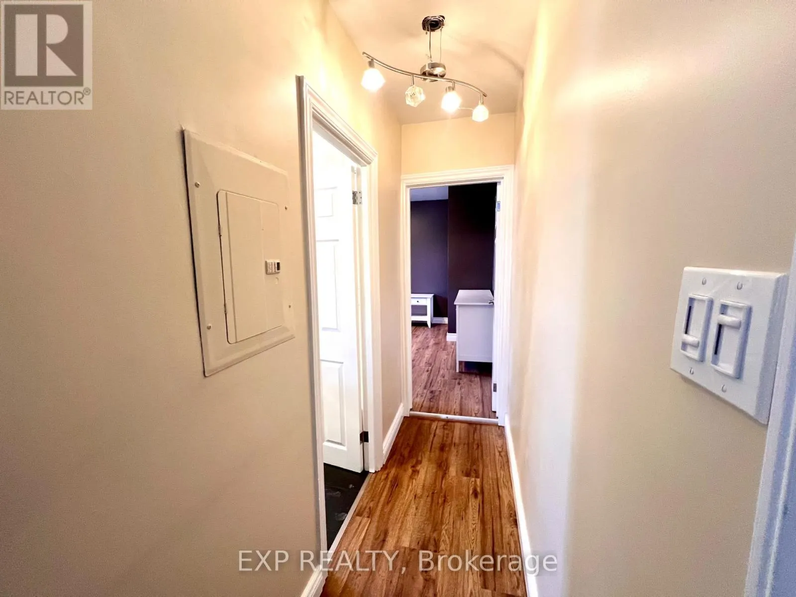 1079 WELLINGTON STREET W