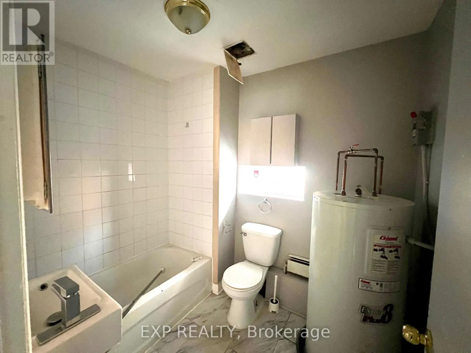 1079 WELLINGTON STREET W
