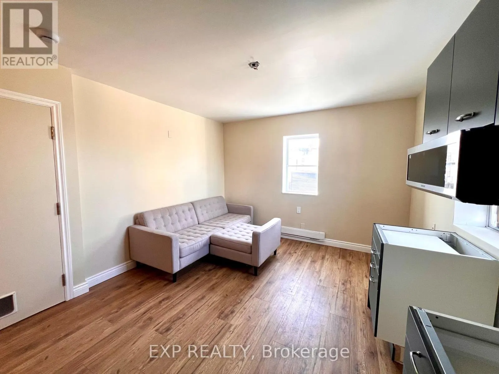 1079 WELLINGTON STREET W