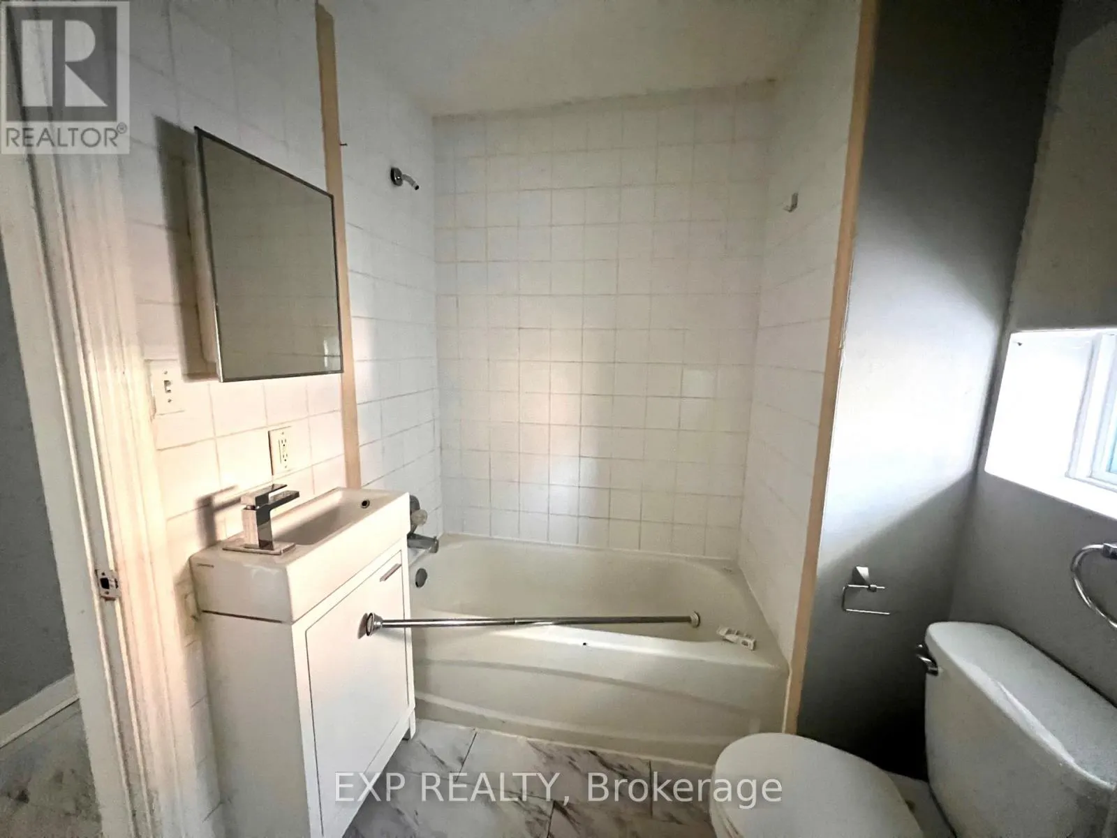 1079 WELLINGTON STREET W