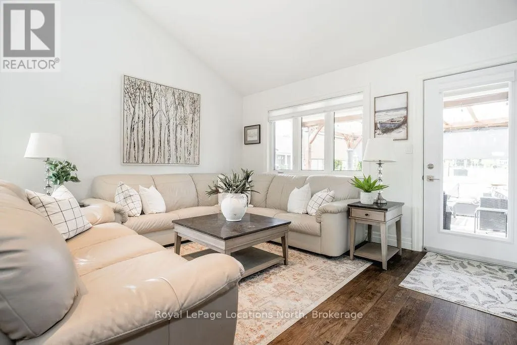 43 NAPIER STREET W