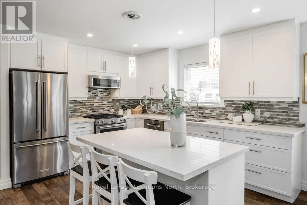 43 NAPIER STREET W