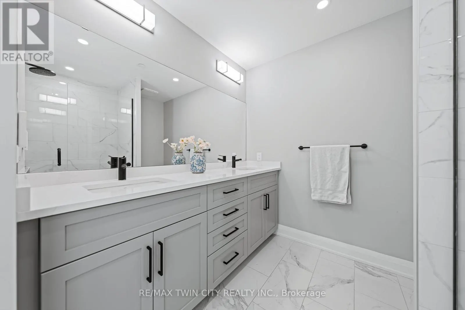 601 - 71 WYNDHAM STREET S