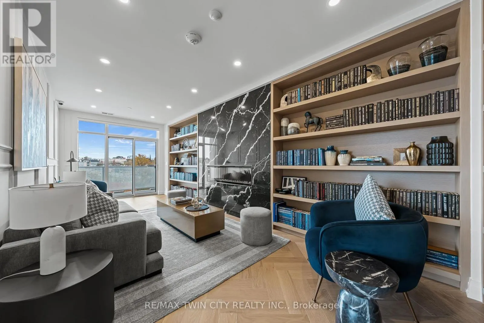 601 - 71 WYNDHAM STREET S