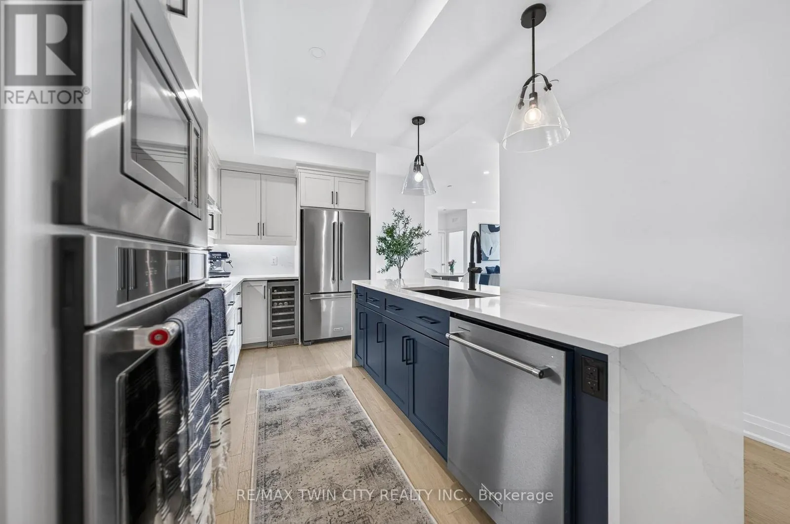 601 - 71 WYNDHAM STREET S