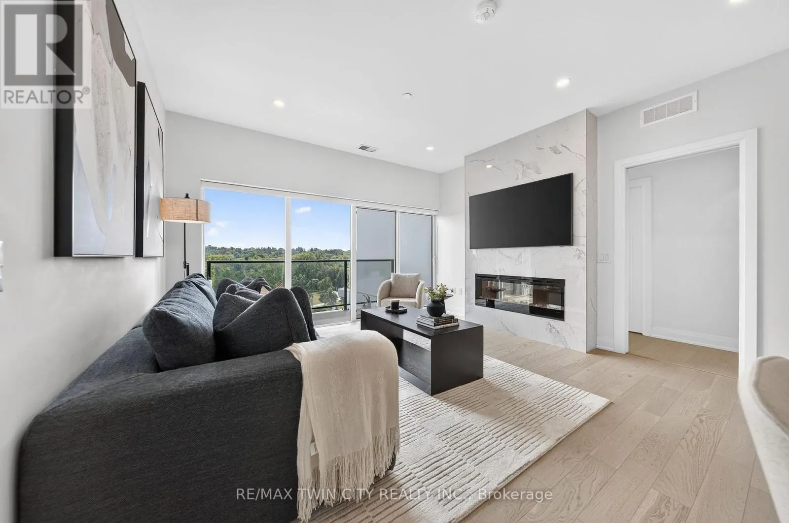601 - 71 WYNDHAM STREET S