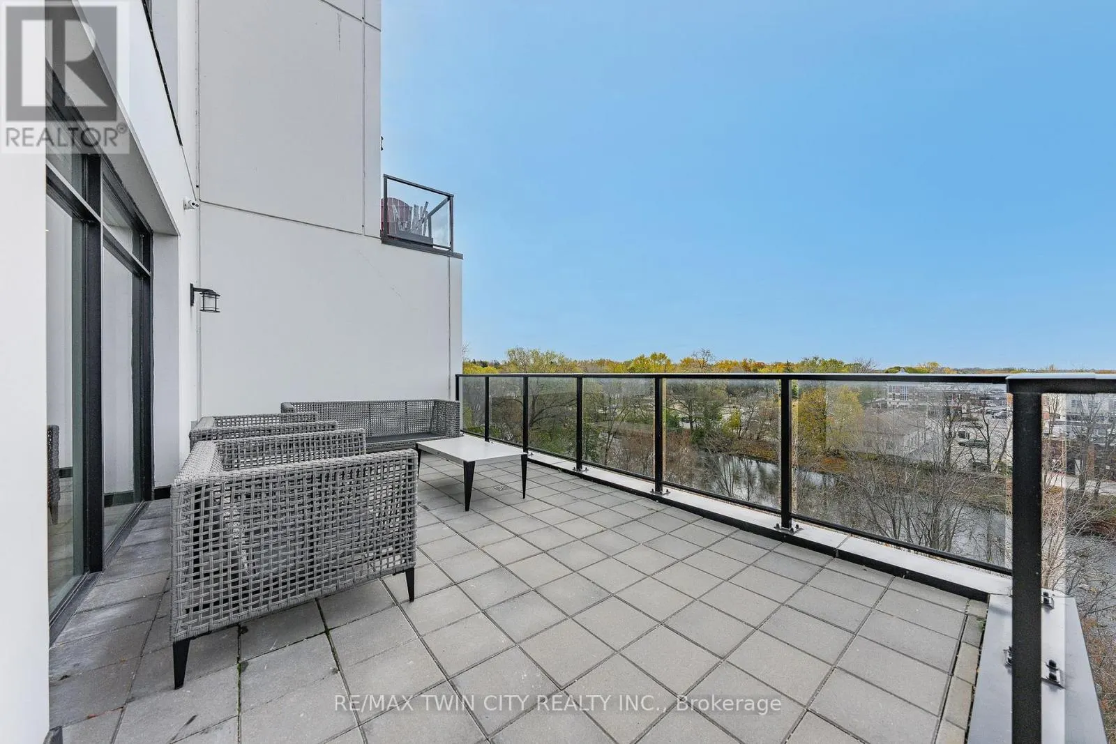 601 - 71 WYNDHAM STREET S