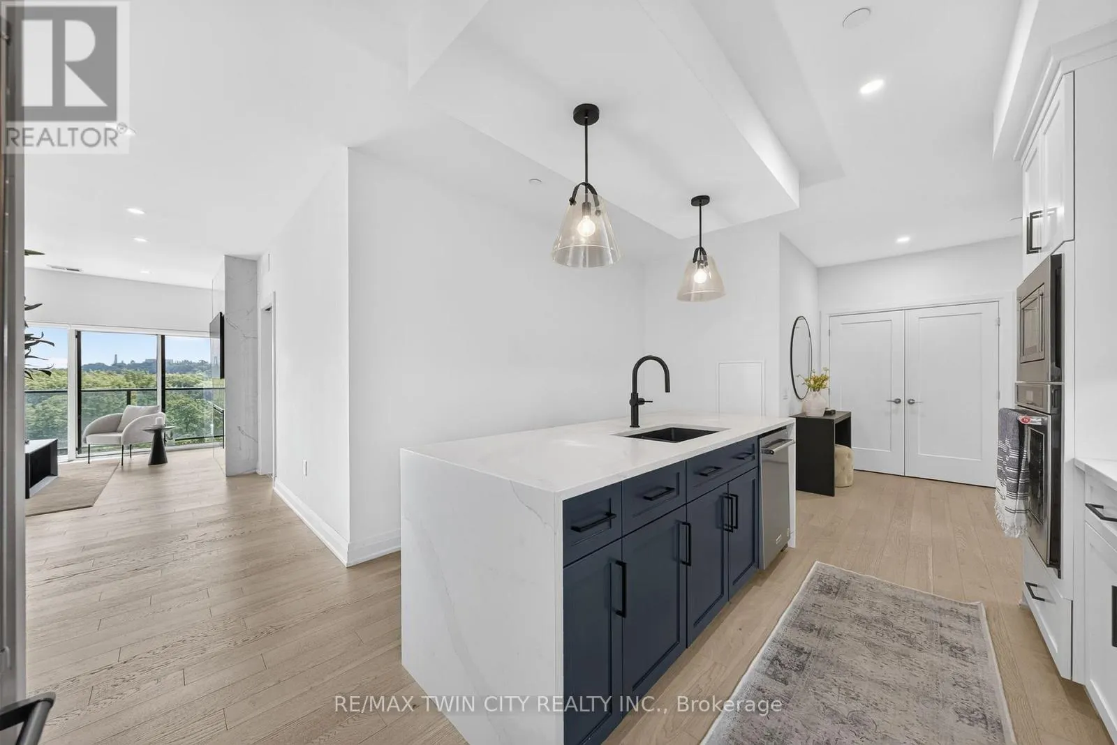 601 - 71 WYNDHAM STREET S