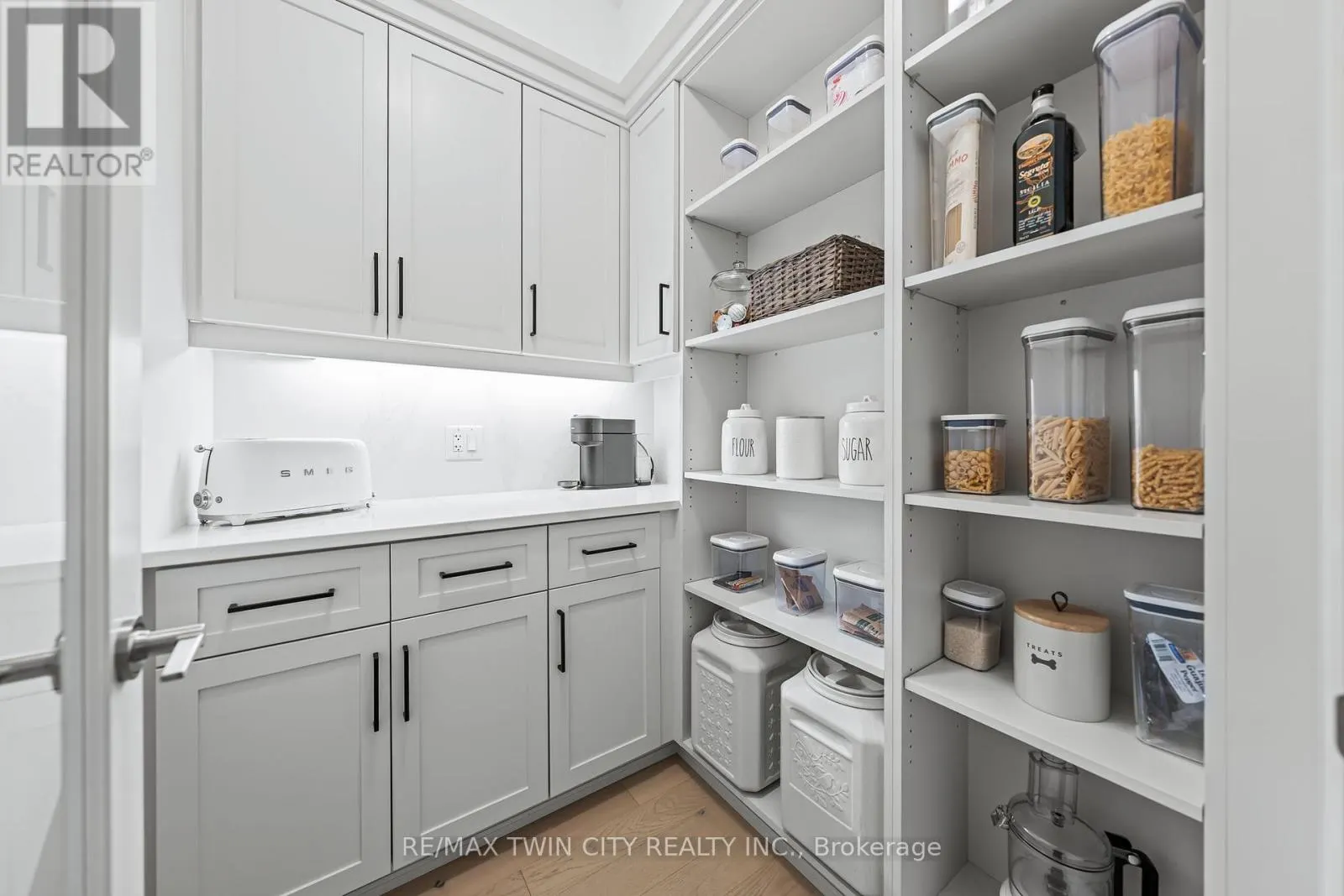 601 - 71 WYNDHAM STREET S
