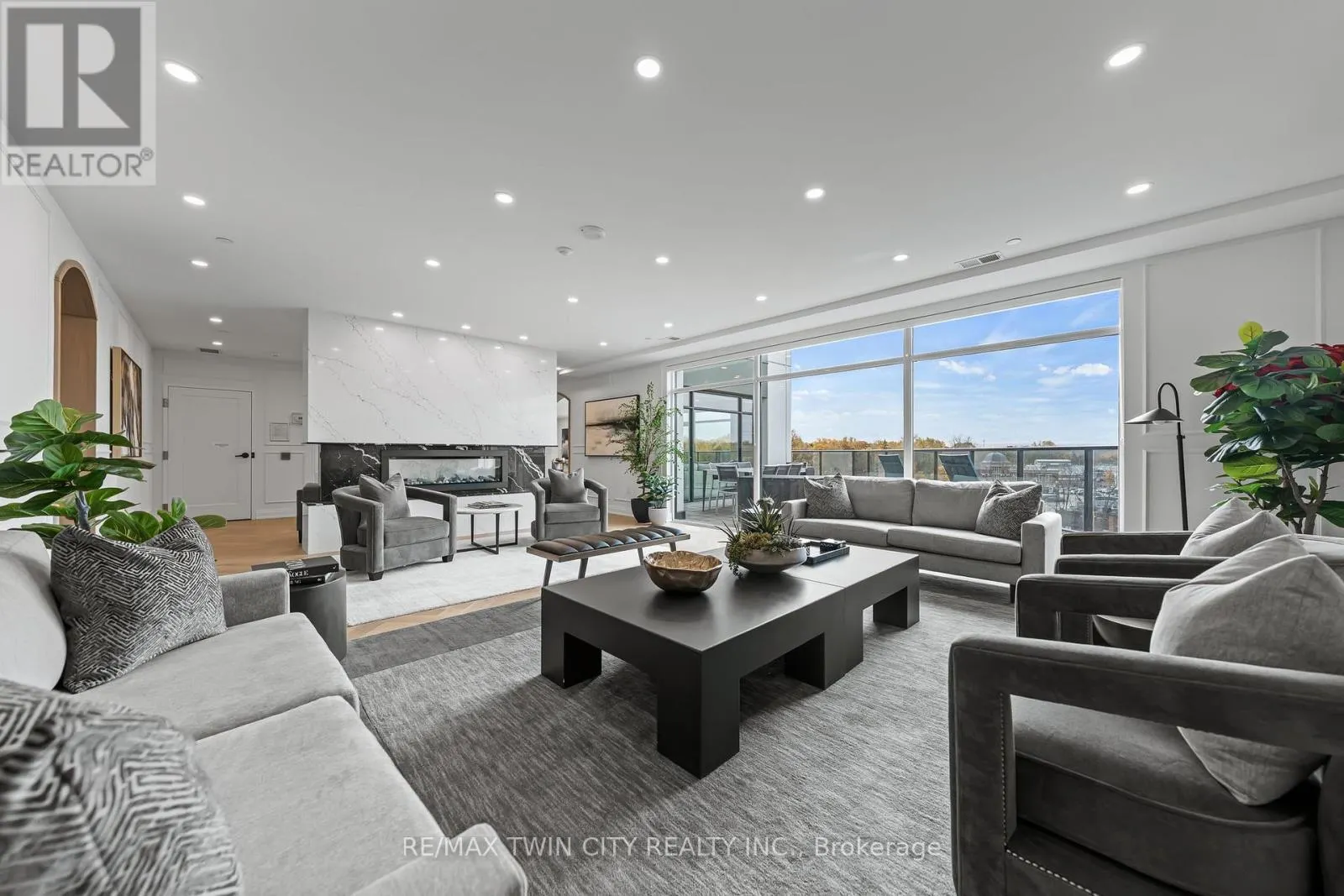 601 - 71 WYNDHAM STREET S