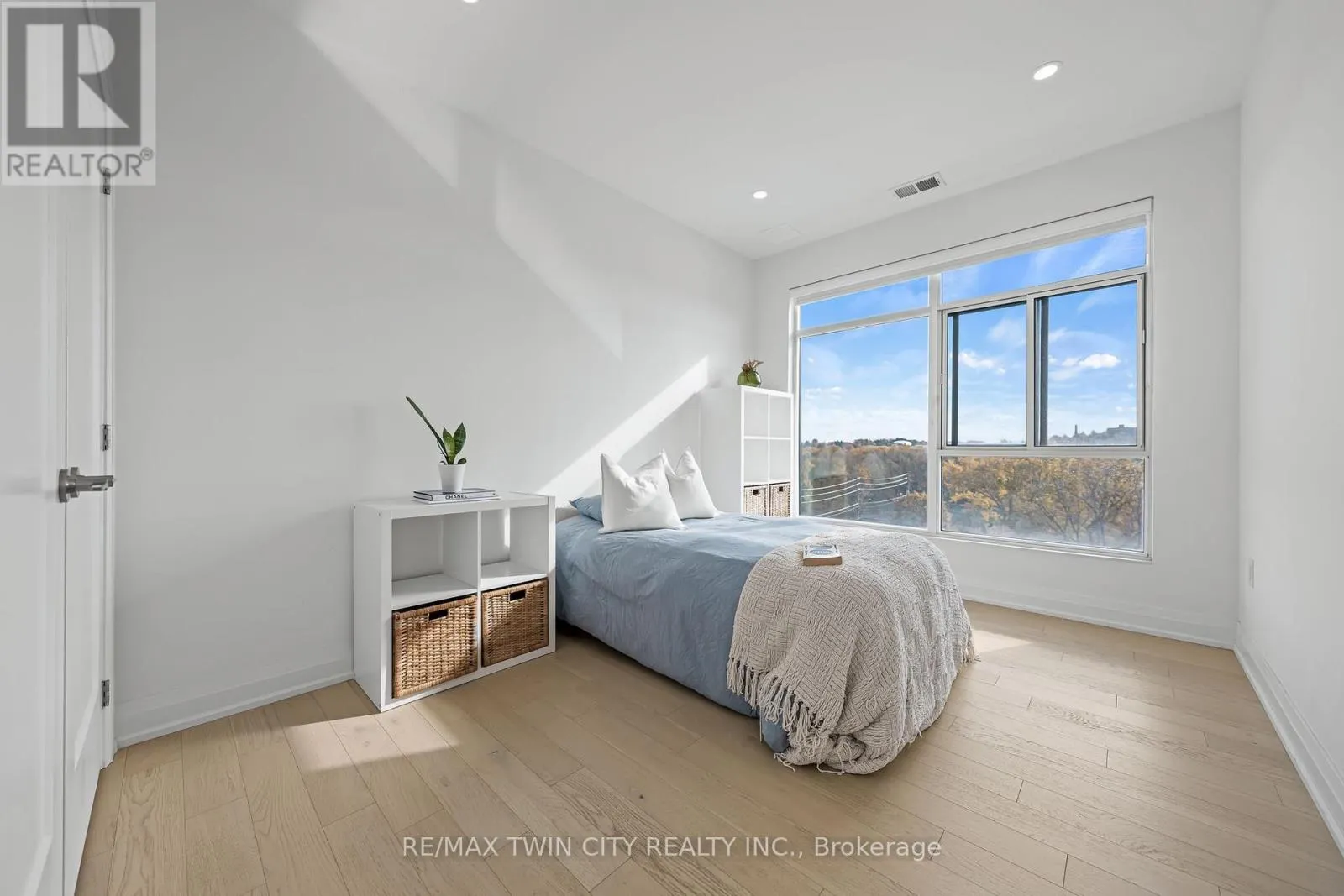 601 - 71 WYNDHAM STREET S