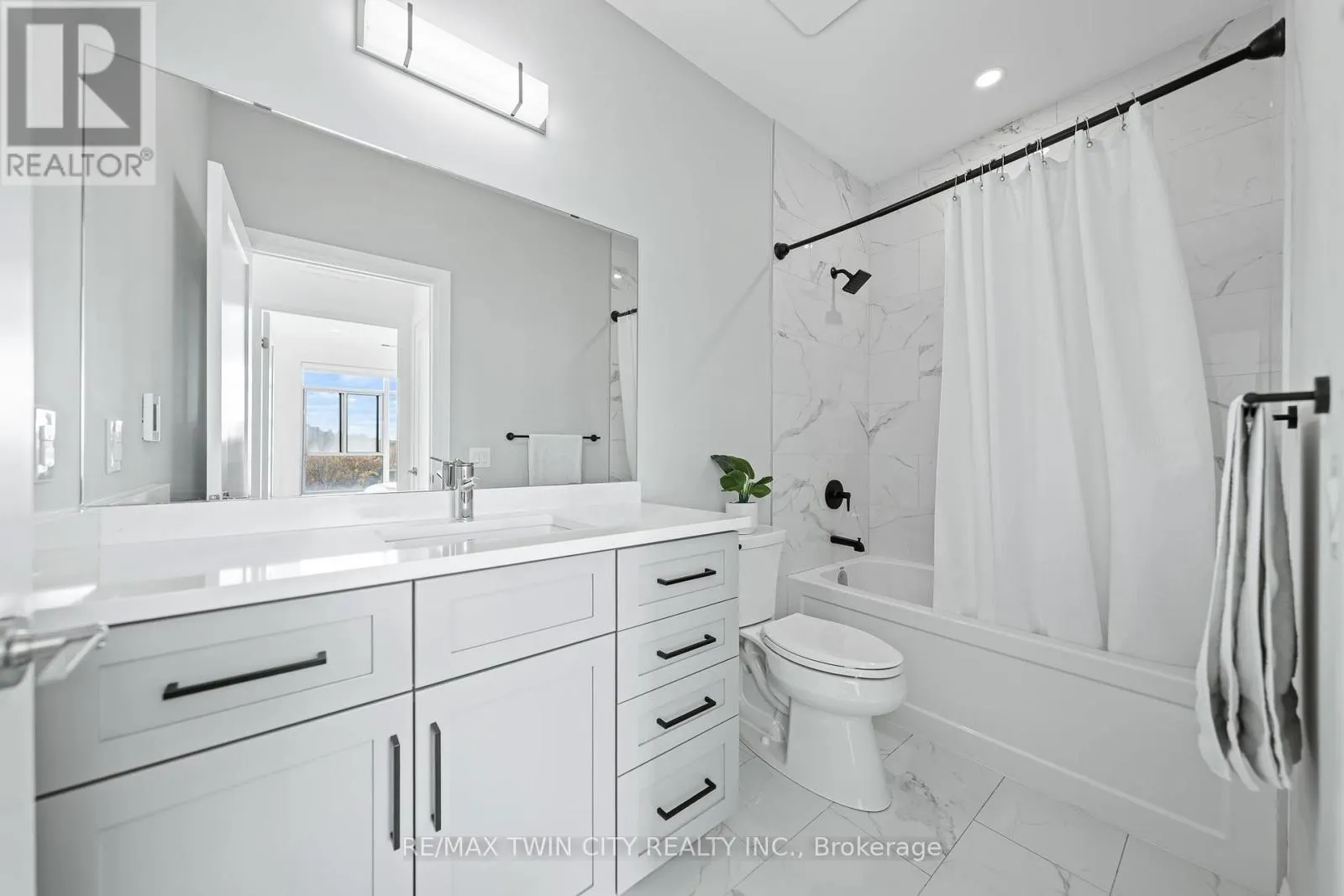 601 - 71 WYNDHAM STREET S