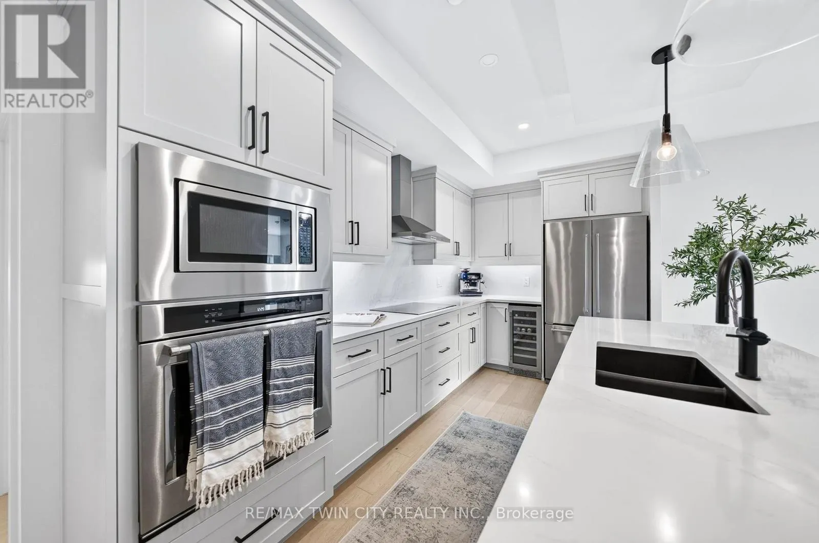 601 - 71 WYNDHAM STREET S