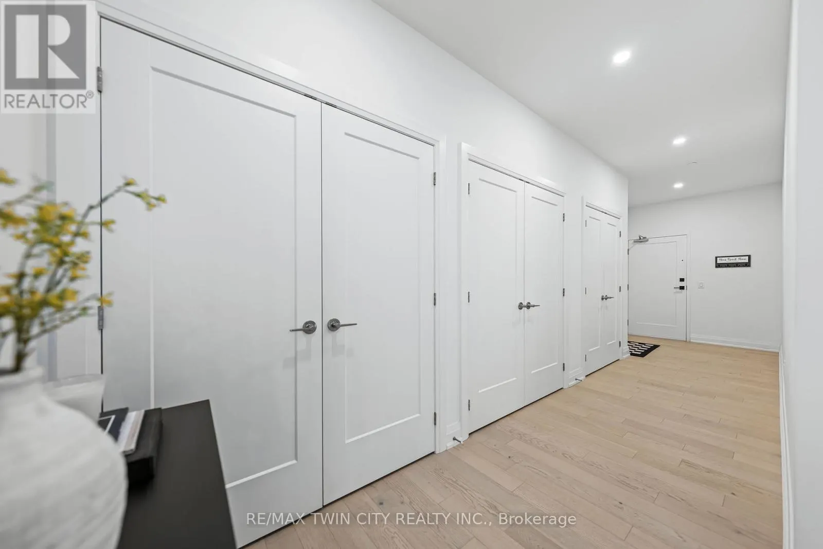 601 - 71 WYNDHAM STREET S