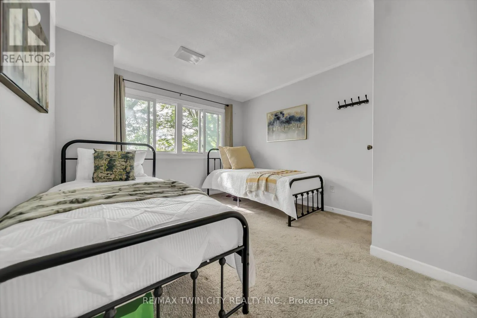 101 - 121 UNIVERSITY AVENUE E